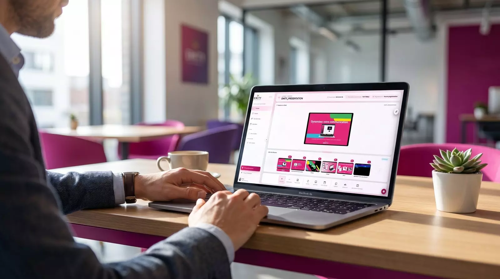 Interface E-MANAGER ouverte sur un ordinateur portable, programmation des contenus d’affichage dynamique