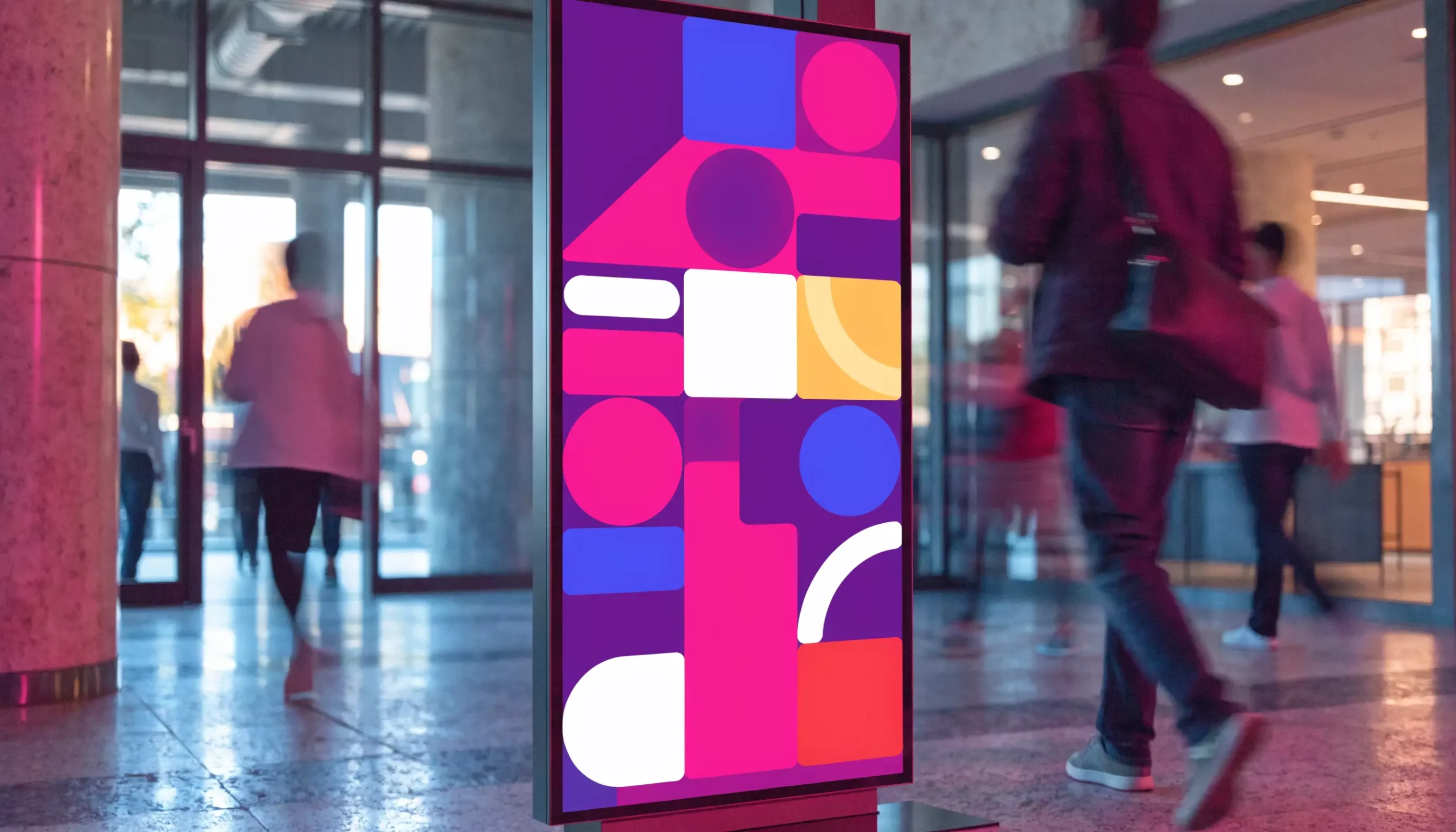 Widgets d’affichage dynamique sur un totem A digital signage totem showing colorful widgets in a reception area