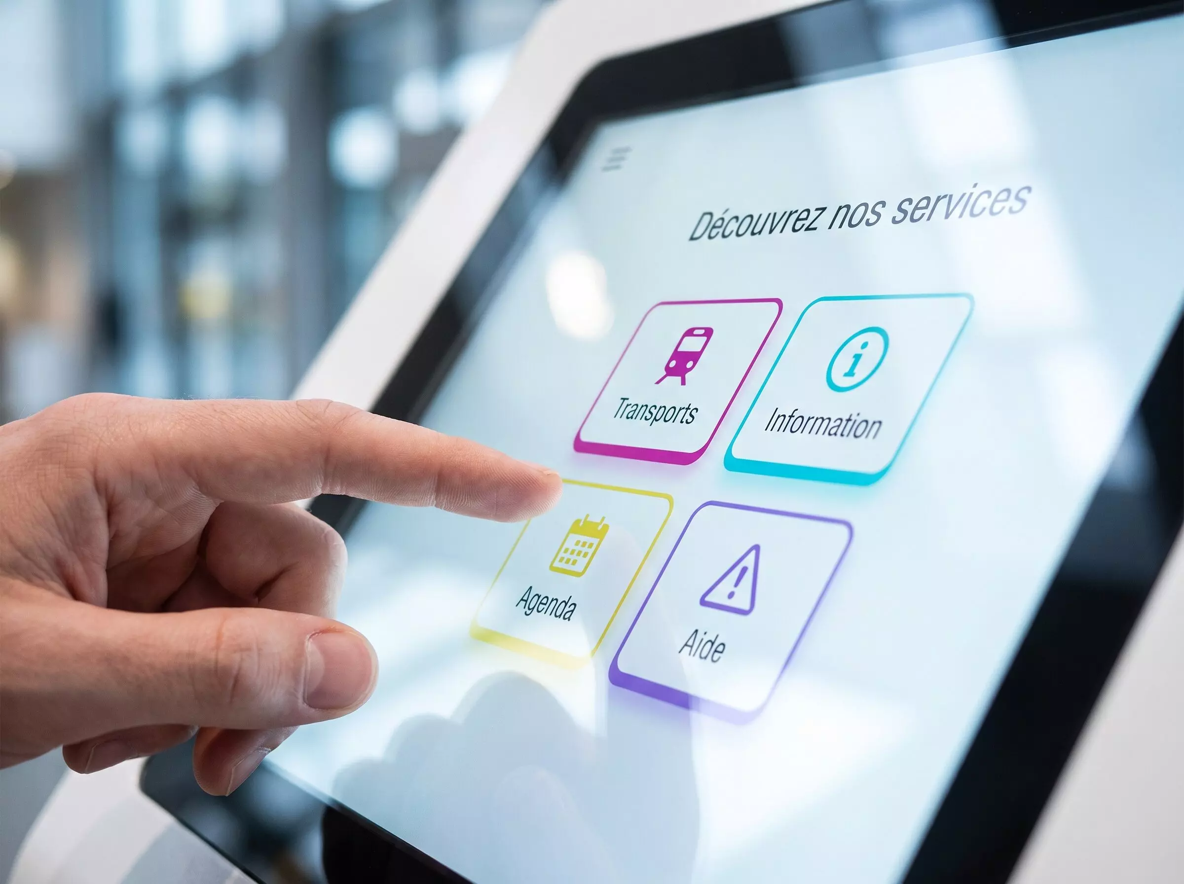Menu d&rsquo;une borne interactive : transports, information, agenda, aide