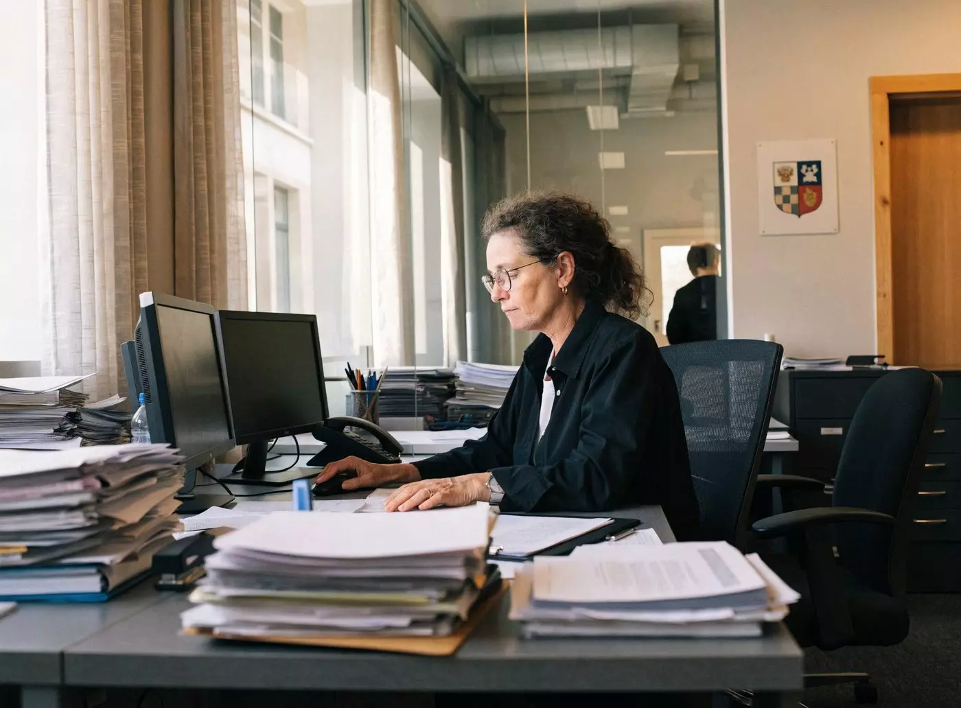 Agent de mairie publiant les délibérations et arrêtés municipaux