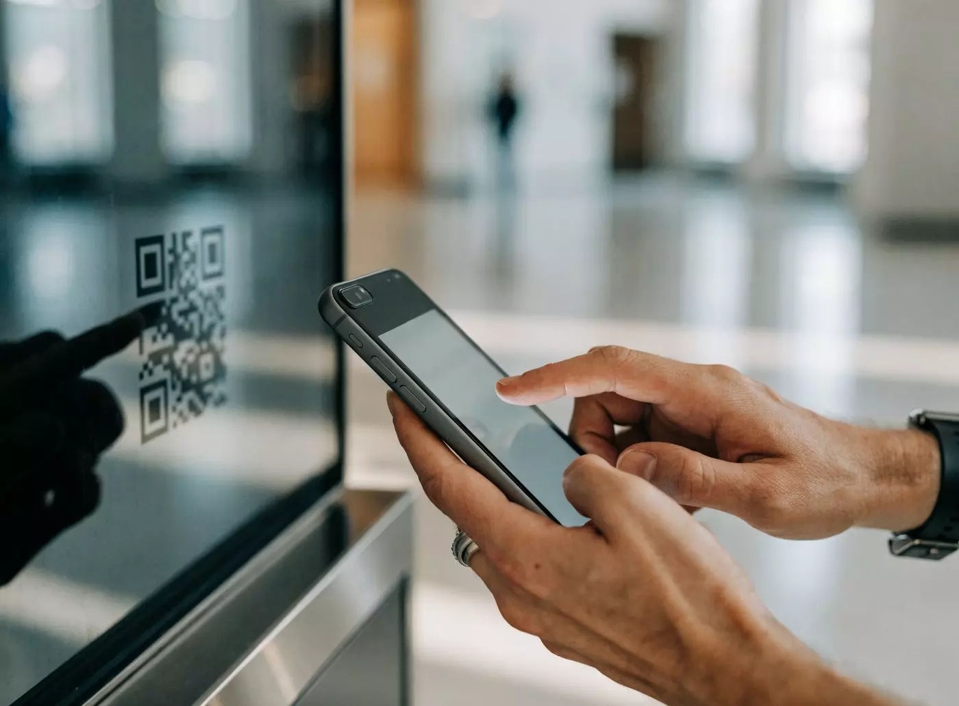 Citoyen scannant le QR code d’une borne pour télécharger un acte administratif