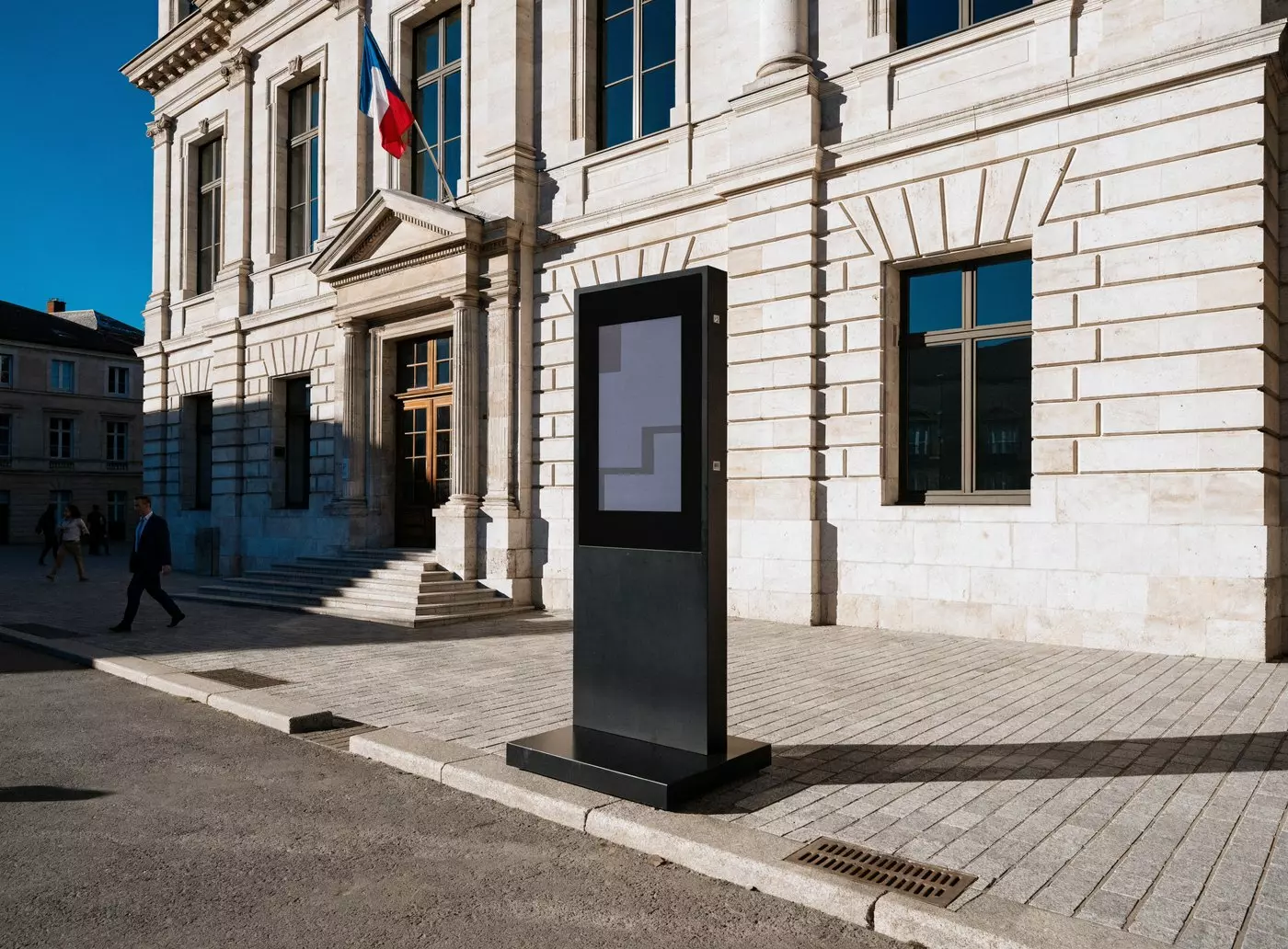 Totem numérique d’affichage légal installé en extérieur devant une mairie