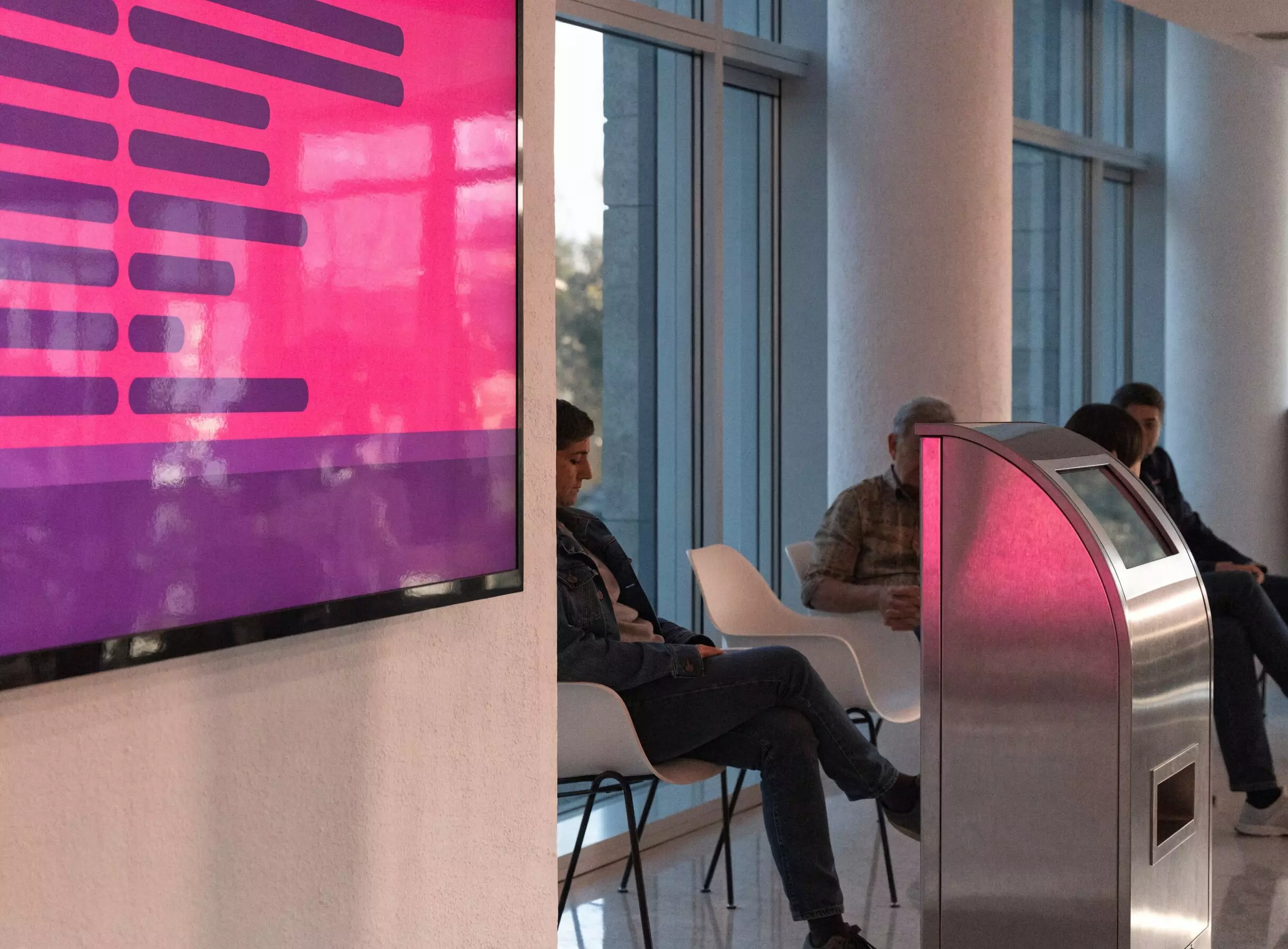Borne &agrave; tickets et &eacute;cran d&rsquo;appel des clients