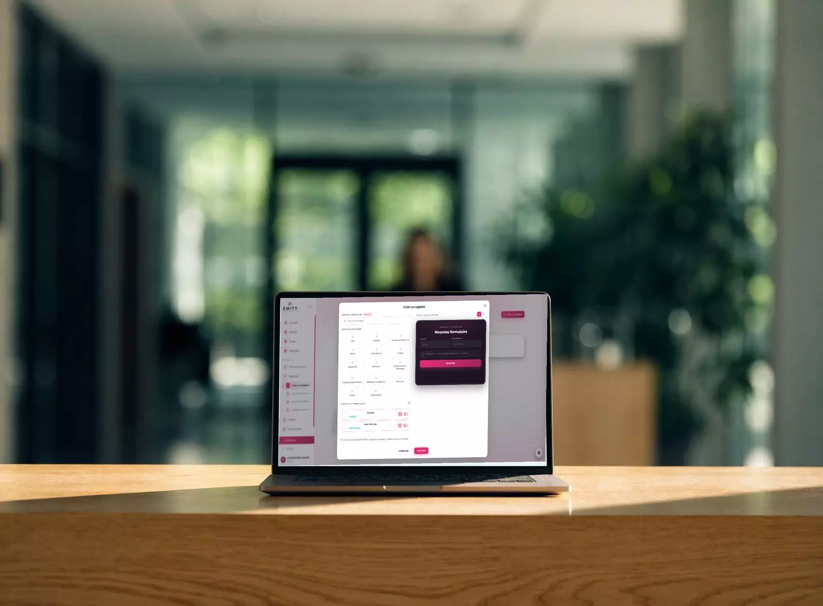 Création d’un registre dans E-MANAGER : bibliothèque de champs et aperçu du formulaire sur la borne d’accueil