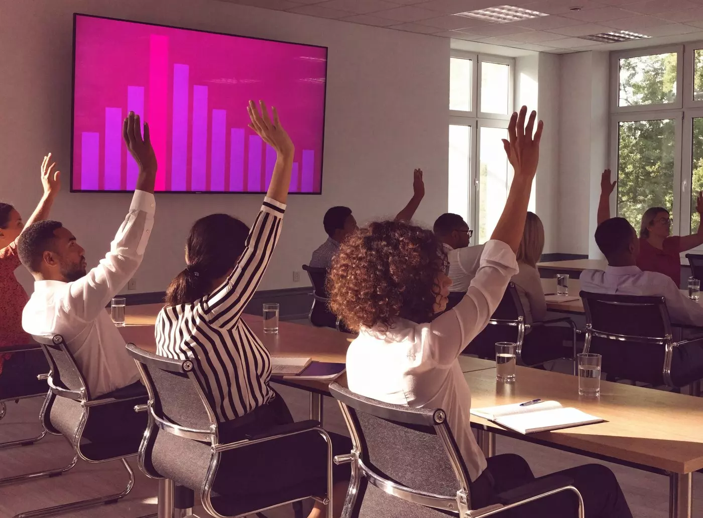 Participants d’une formation répondant à un quiz interactif affiché sur l’écran de la salle