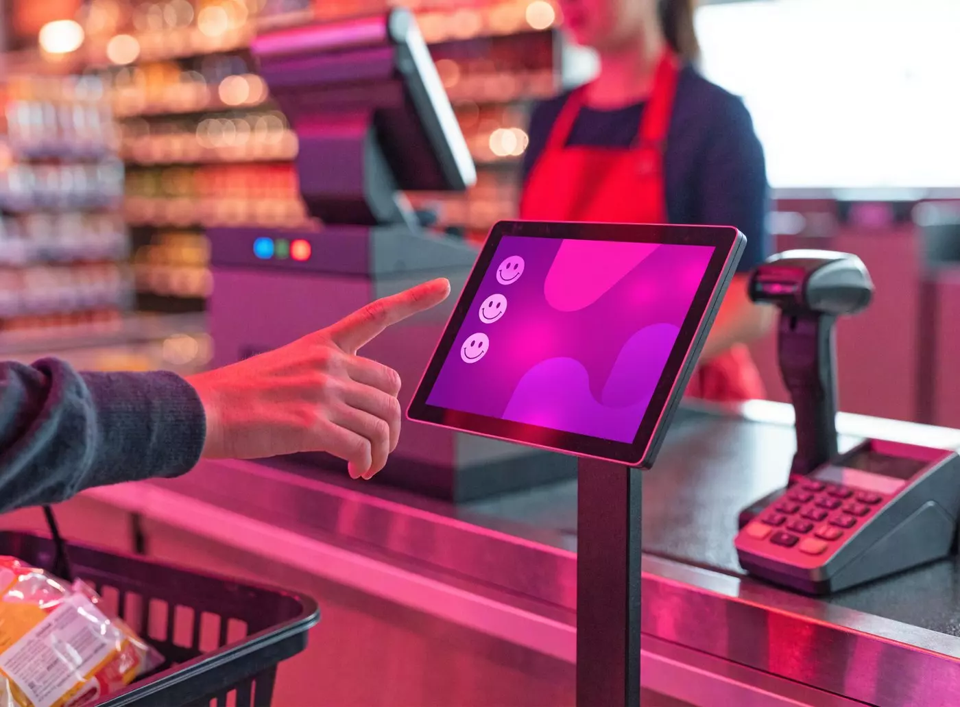 Écran de sondage de satisfaction installé en sortie de caisse dans un commerce