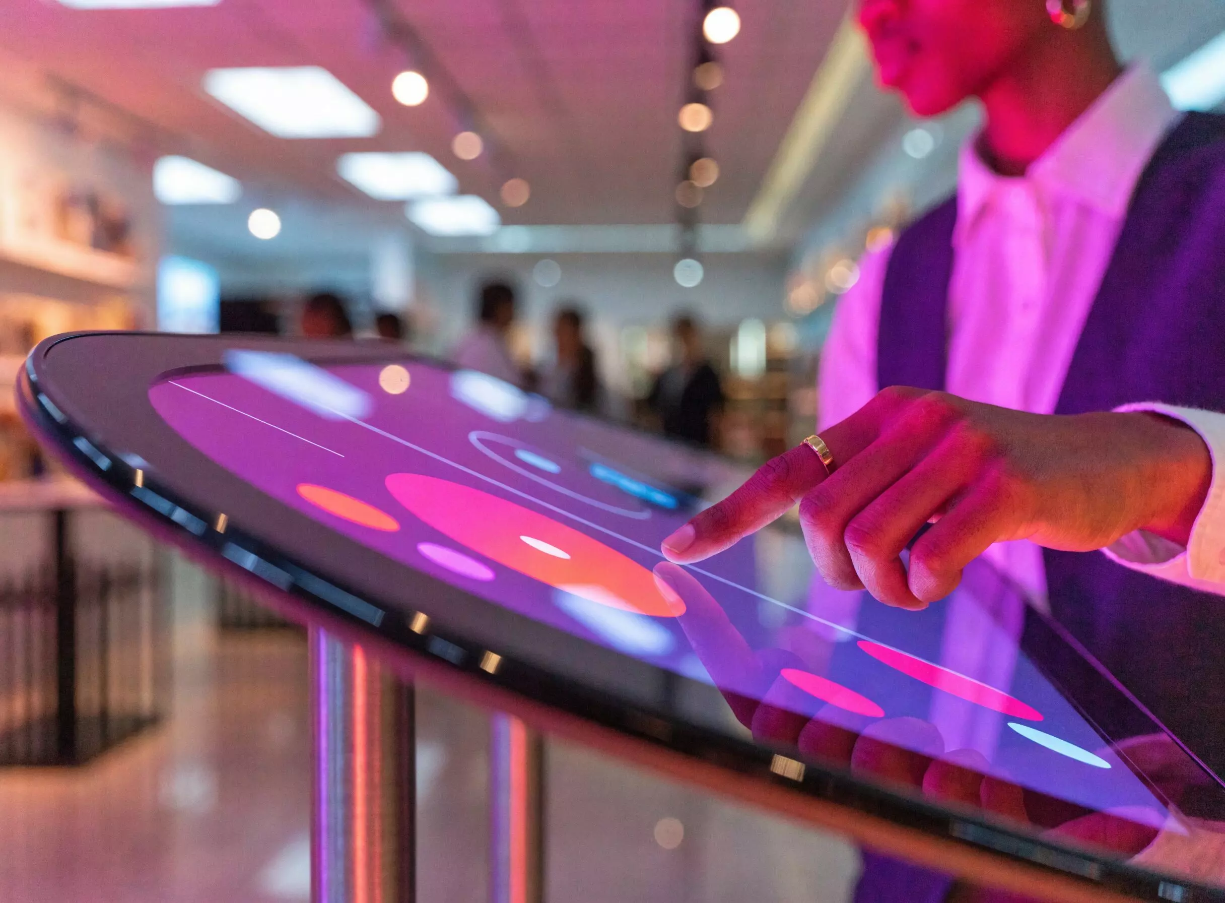 Borne tactile interactive utilis&eacute;e en libre-service