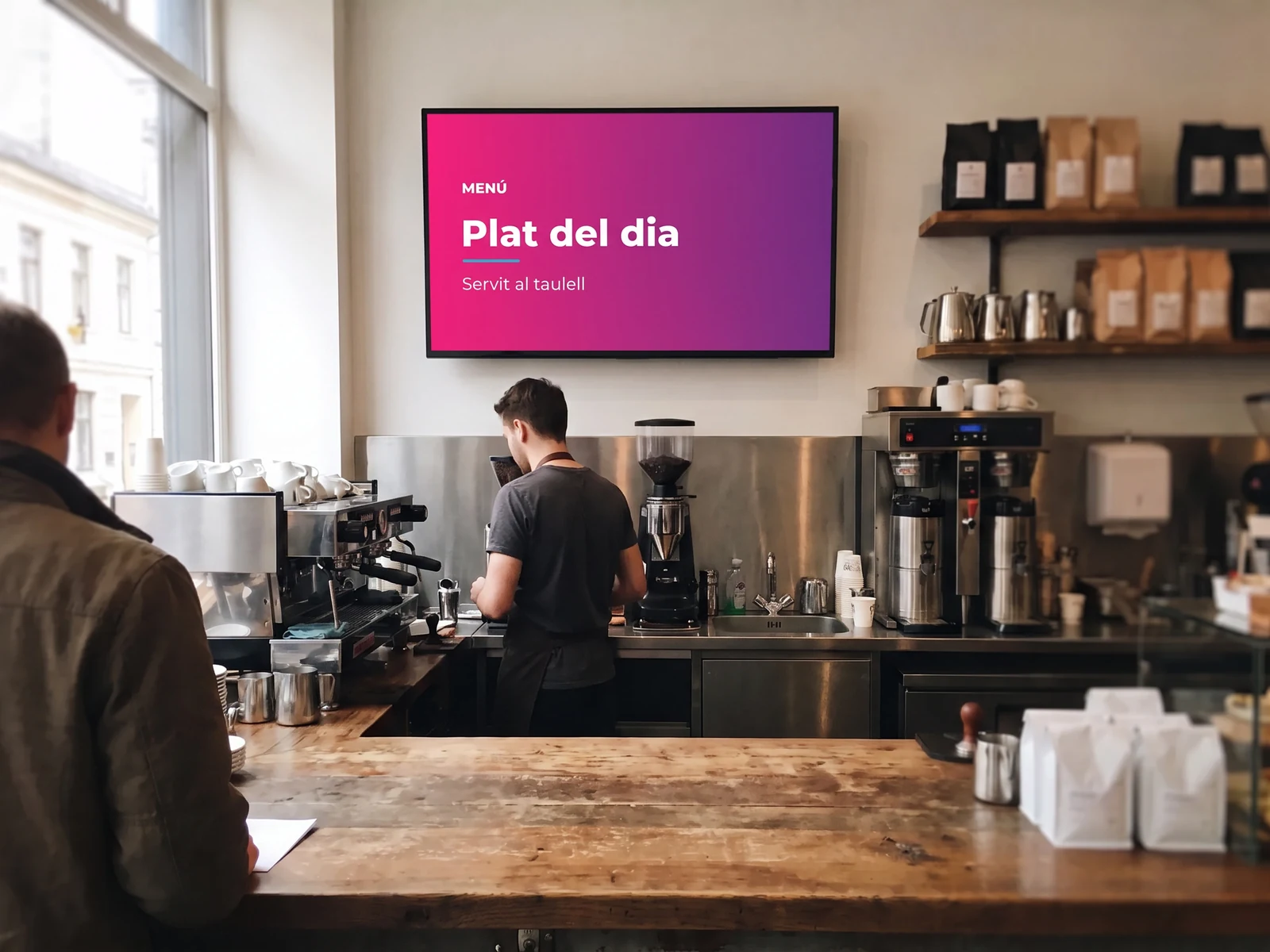 Pantalla sobre la barra de cafeteria d'un local, amb el plat del dia que se serveix al taulell