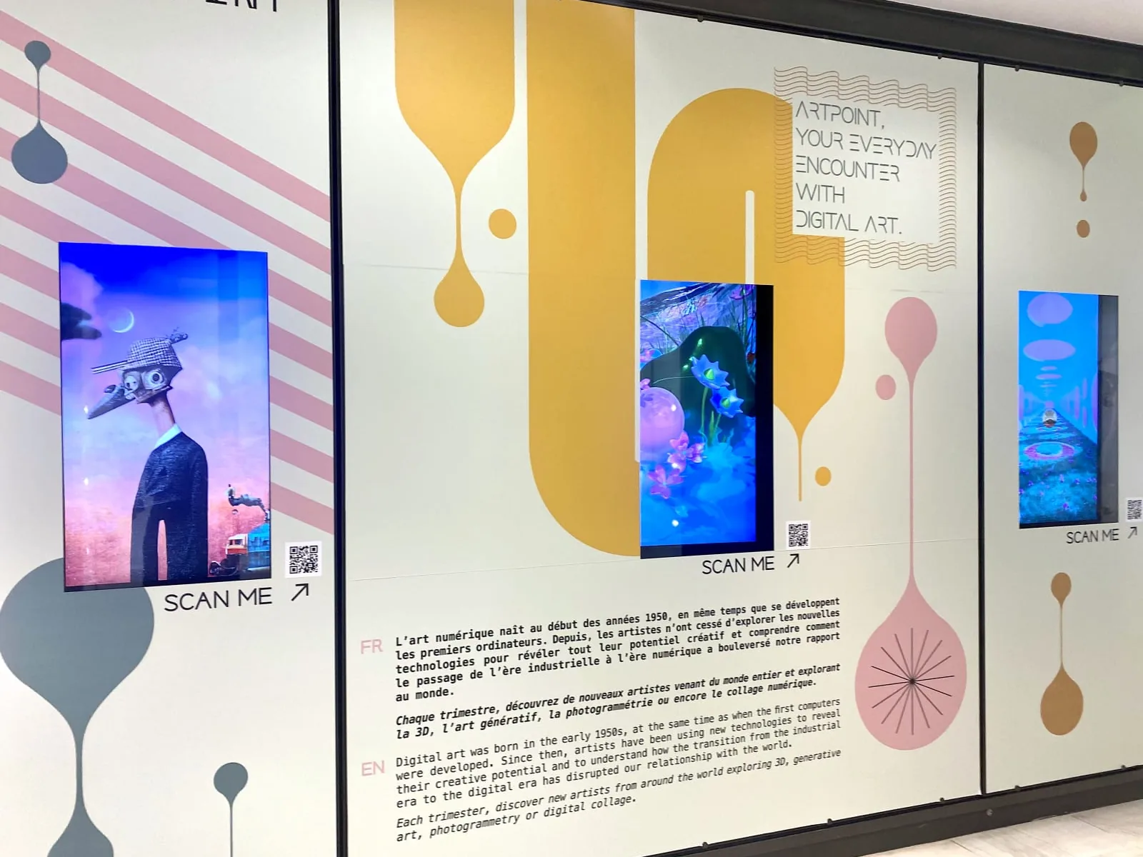 Trois &eacute;crans int&eacute;gr&eacute;s &agrave; une cloison d&eacute;cor&eacute;e, chacun accompagn&eacute; d&rsquo;un QR code menant &agrave; la fiche de l&rsquo;&oelig;uvre