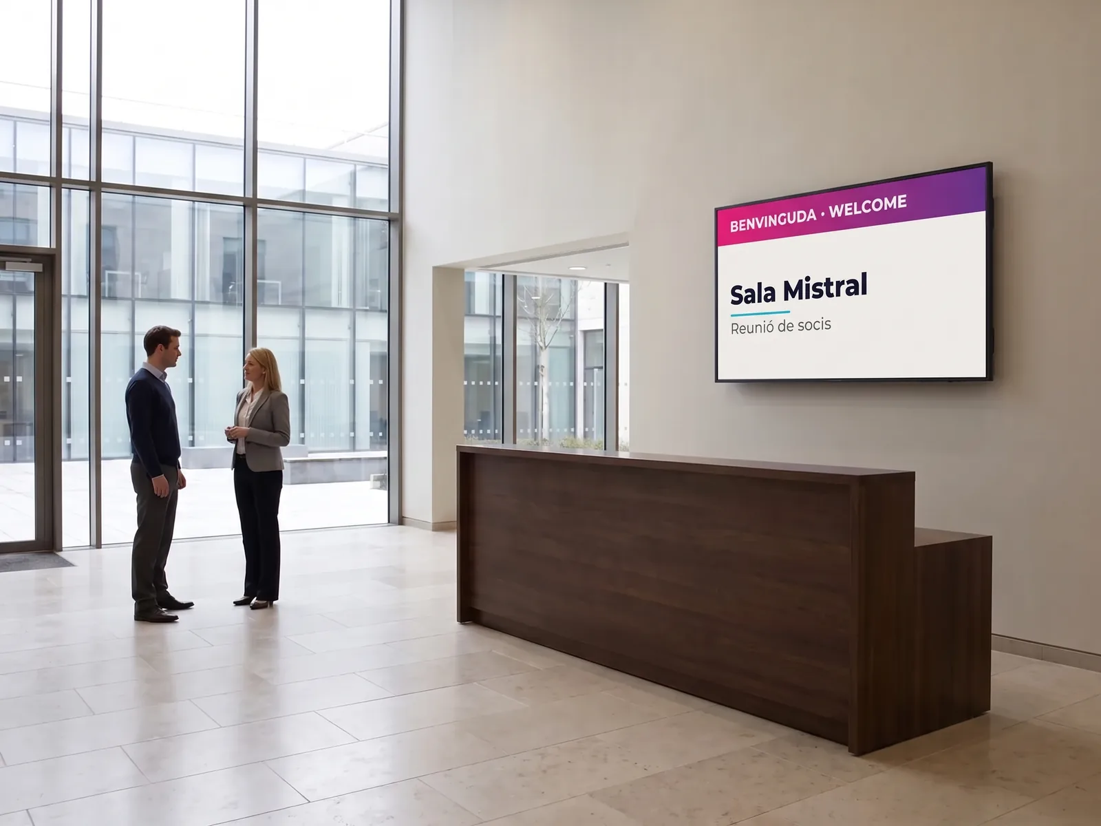 Pantalla mural a la recepció d'un centre de congressos mostrant un missatge de benvinguda en català i en anglès