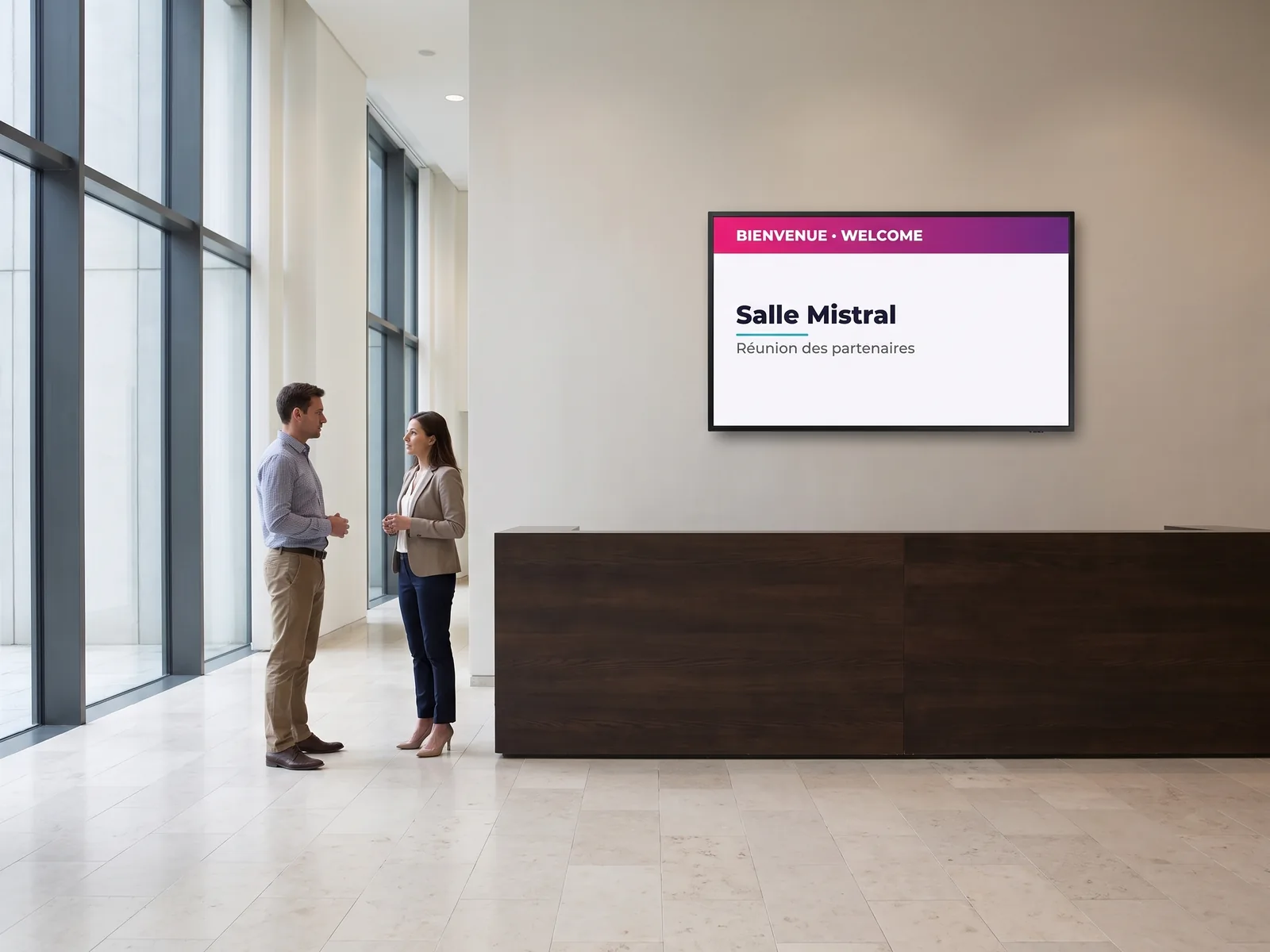 Écran mural d'un hall de centre de congrès affichant un message d'accueil en français et en anglais