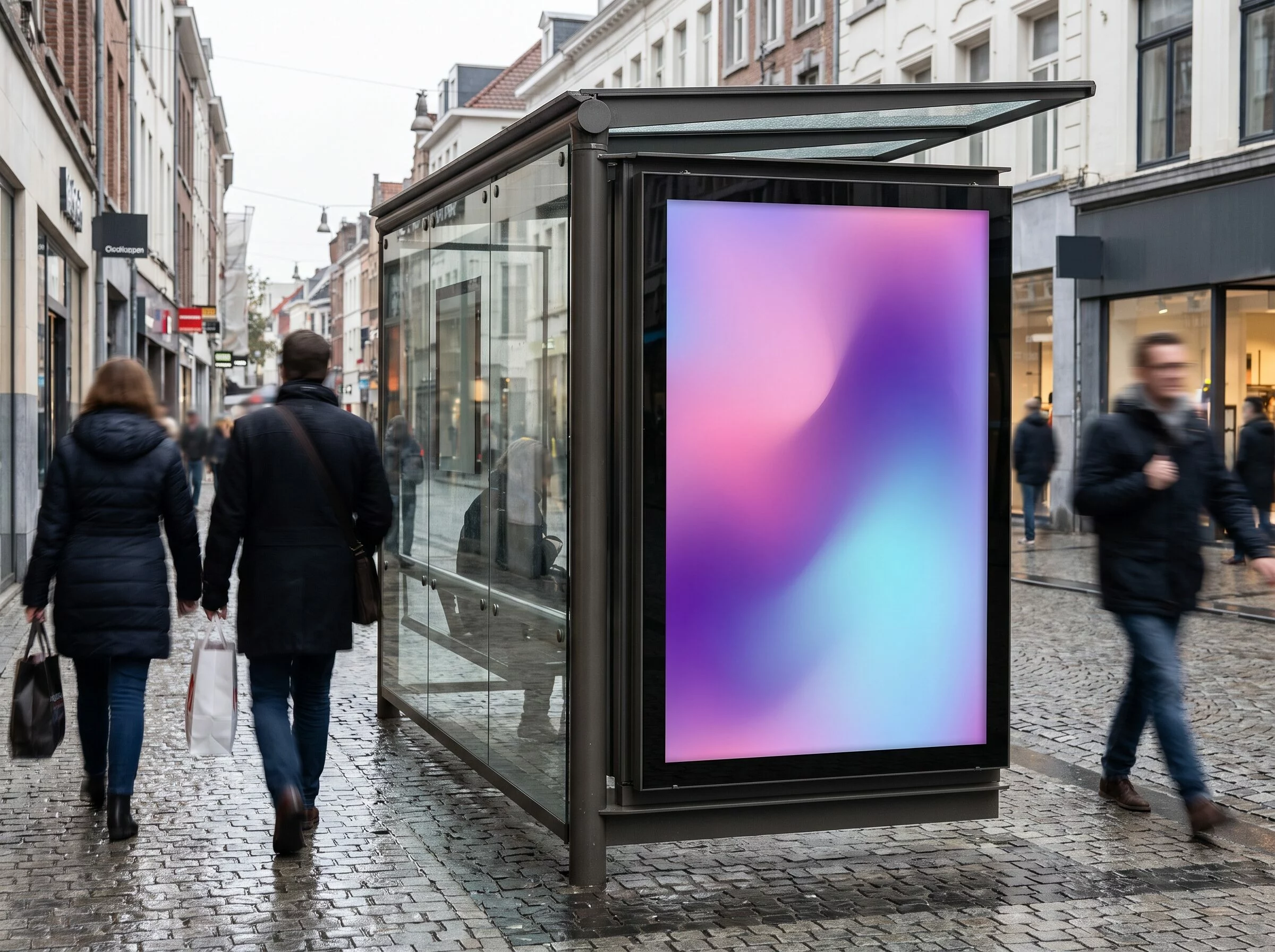 Écran DOOH vertical dans un abribus, en bord de rue commerçante