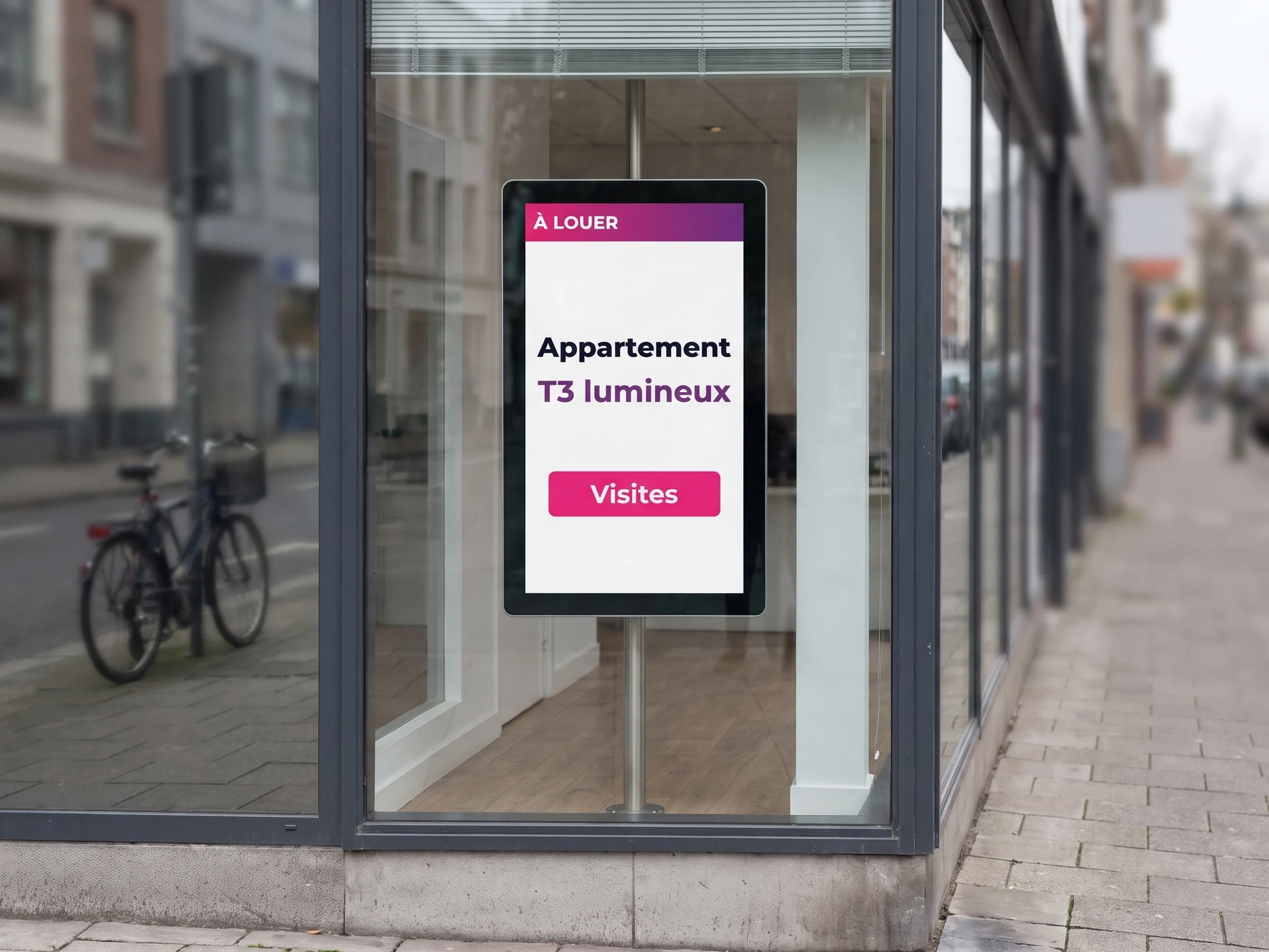 &Eacute;cran vertical derri&egrave;re la vitrine d&rsquo;une agence immobili&egrave;re pr&eacute;sentant une annonce