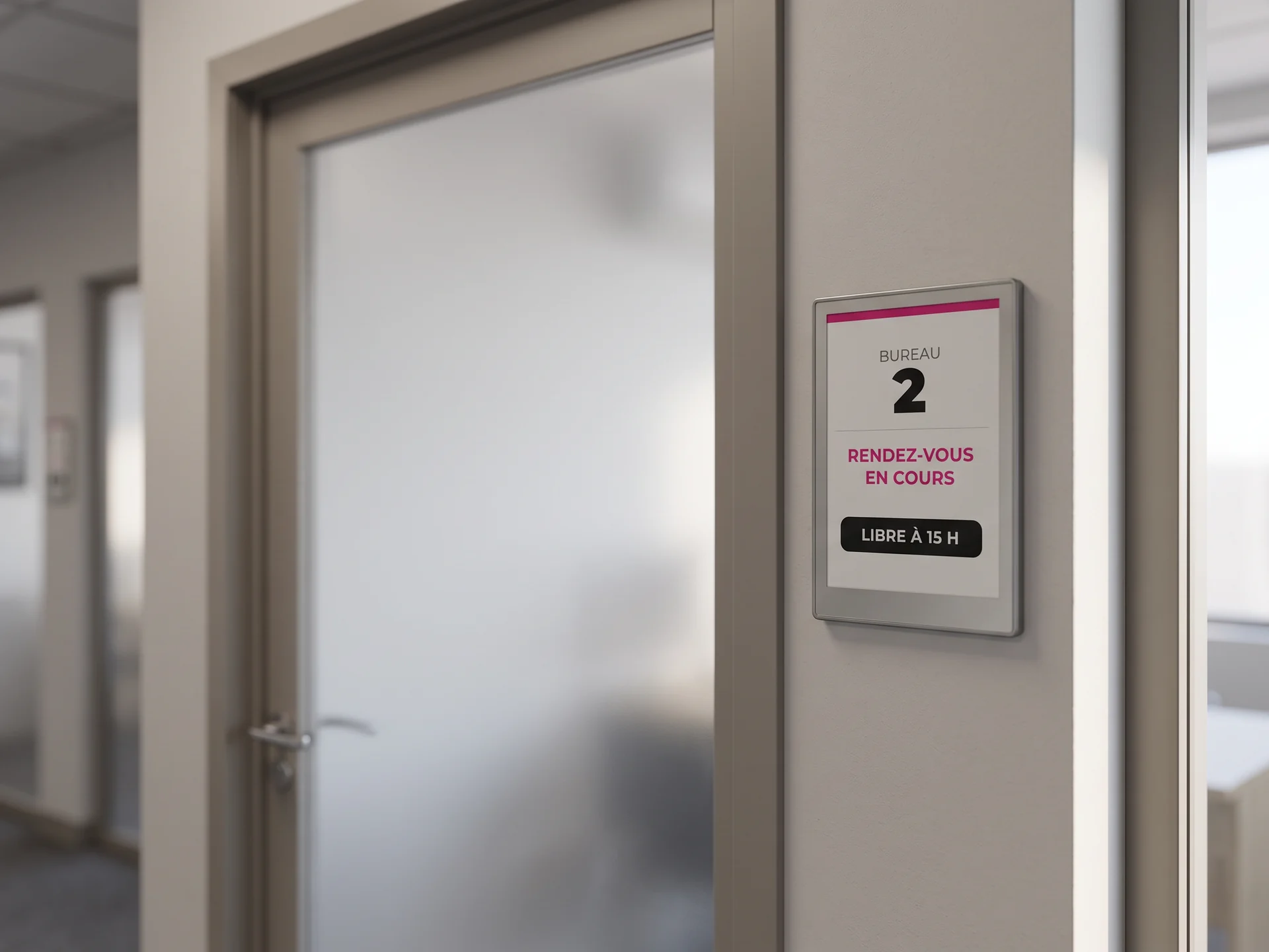 Petite dalle e-paper mate fix&eacute;e &agrave; c&ocirc;t&eacute; de la porte vitr&eacute;e d&rsquo;un bureau de conseiller, indiquant un rendez-vous en cours
