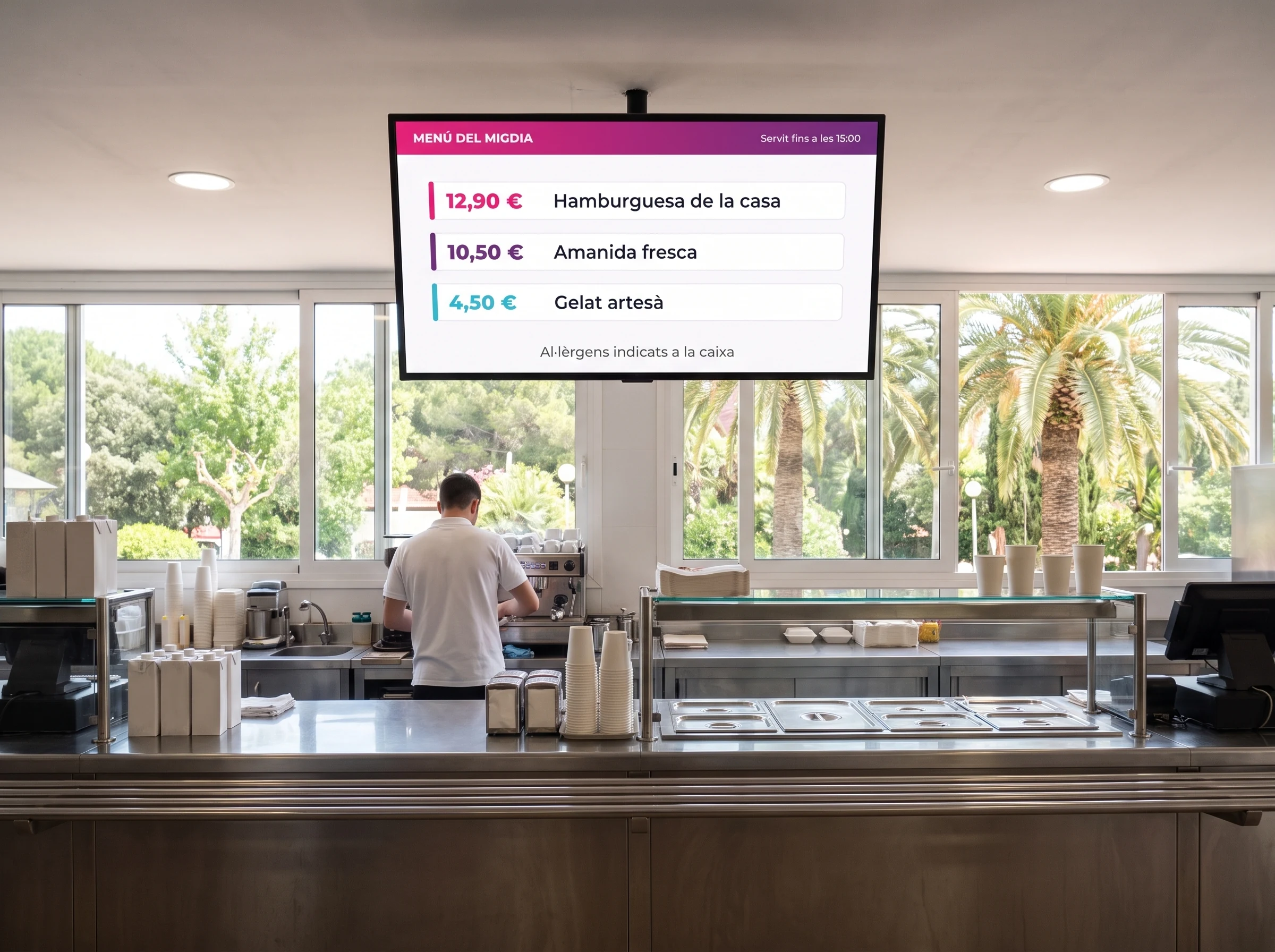 Menu board digital sobre el mostrador d'un restaurant de servei ràpid en un parc, amb tres plats i els seus preus