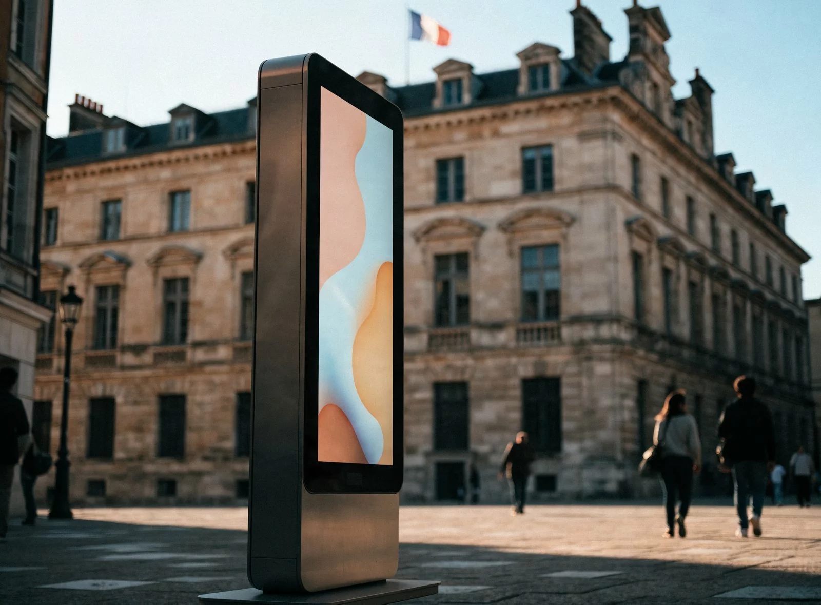 Totem d’information extérieur devant une mairie