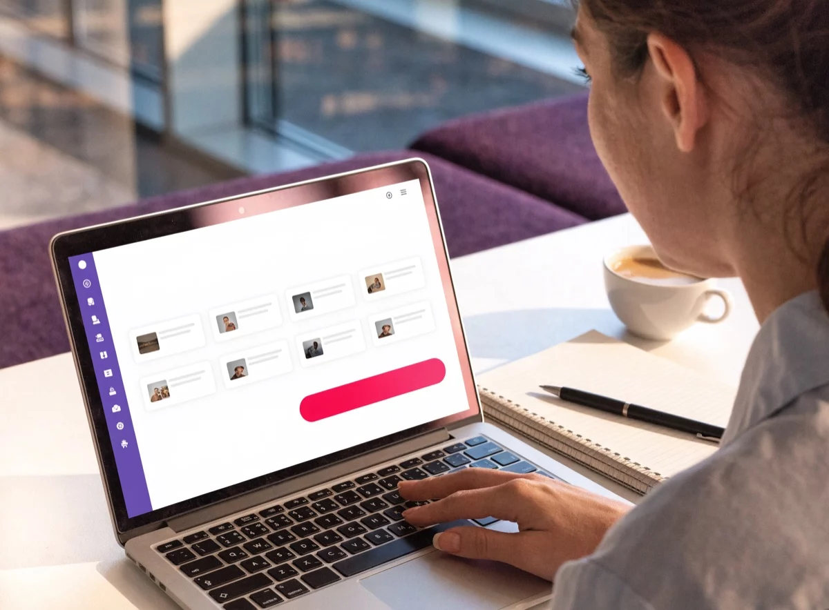 Safety manager triggering an alert playlist from the E-Manager interface on a laptop