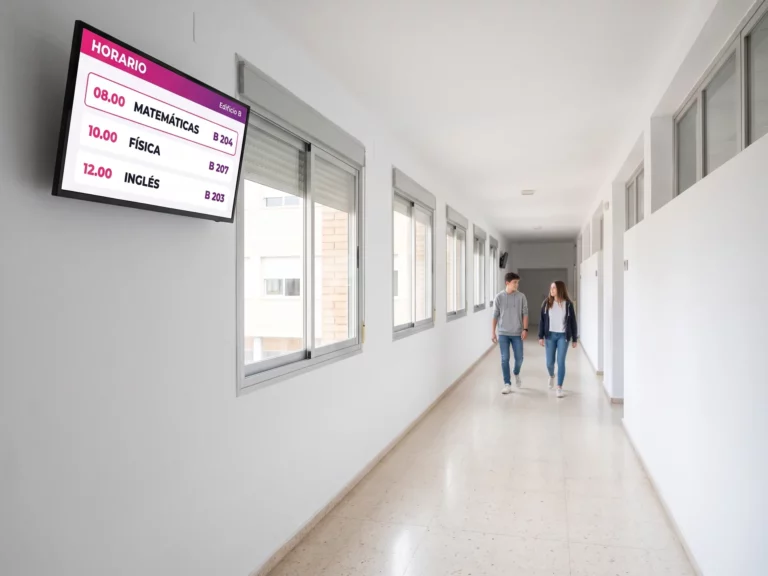 Pantalla mostrando el horario del día y los números de aula en el pasillo de un centro educativo