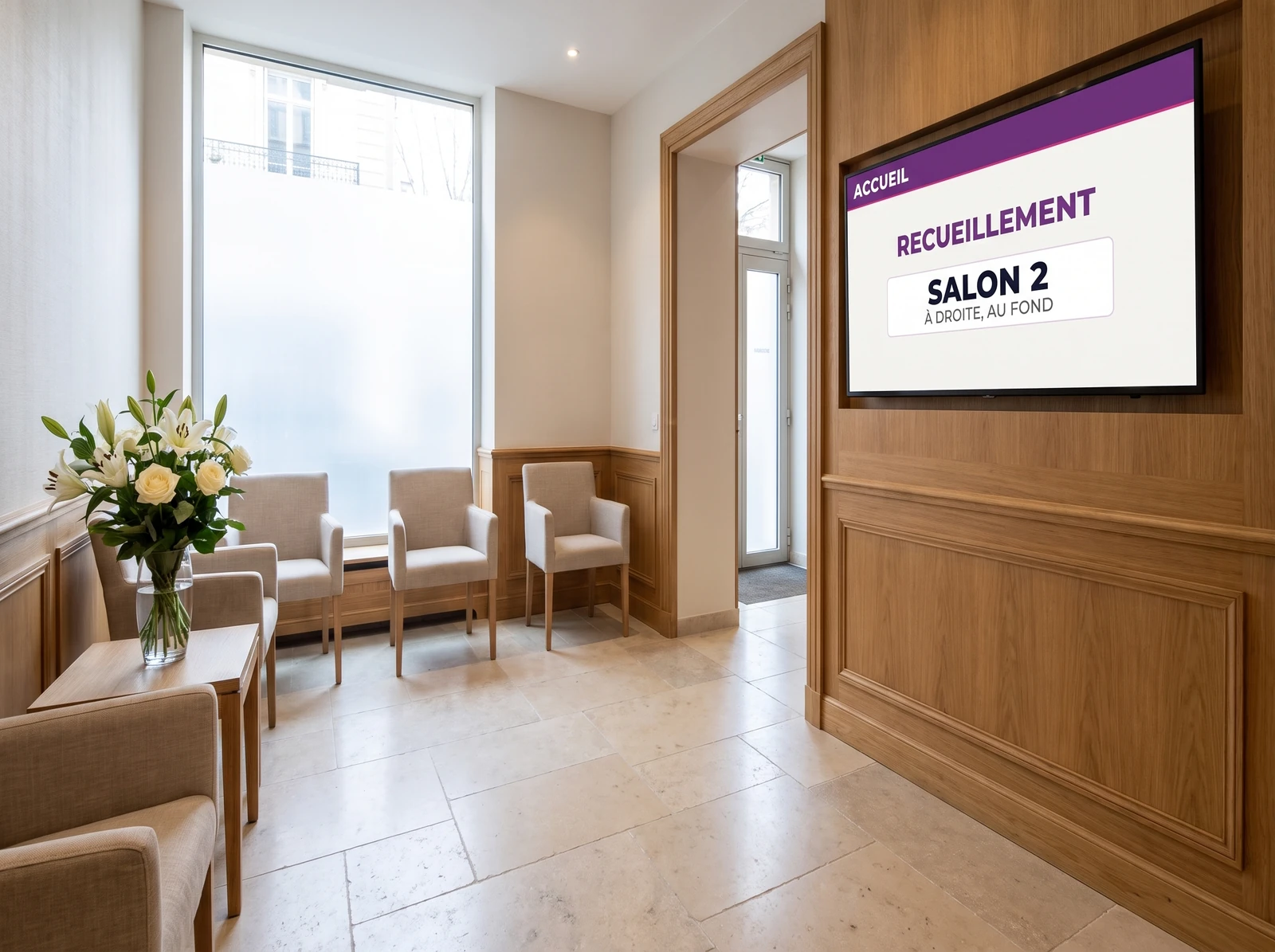 Hall d'accueil d'une maison funéraire avec un écran d'orientation