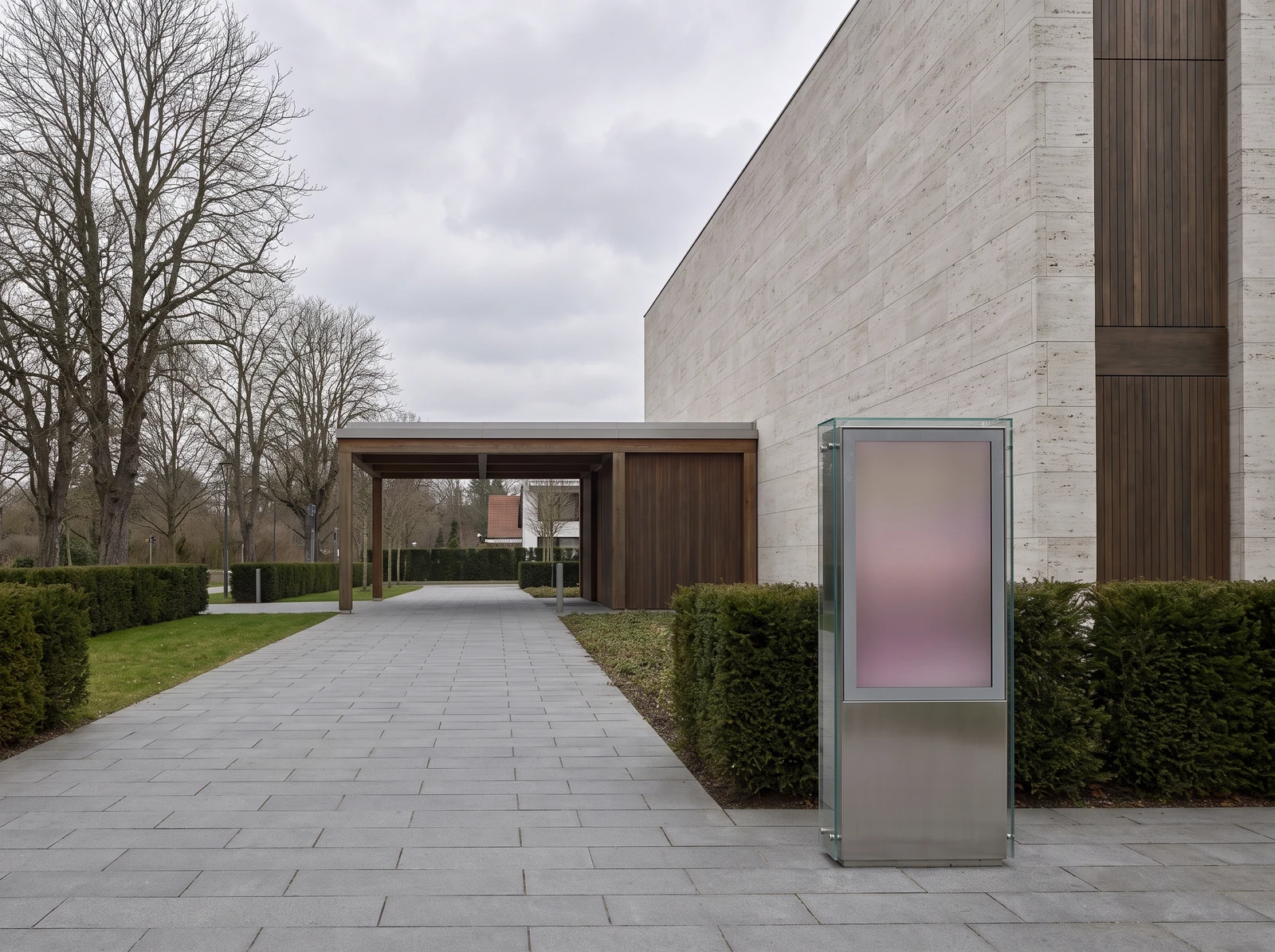 Parvis d&rsquo;un cr&eacute;matorium avec un totem d&rsquo;information &agrave; l&rsquo;entr&eacute;e