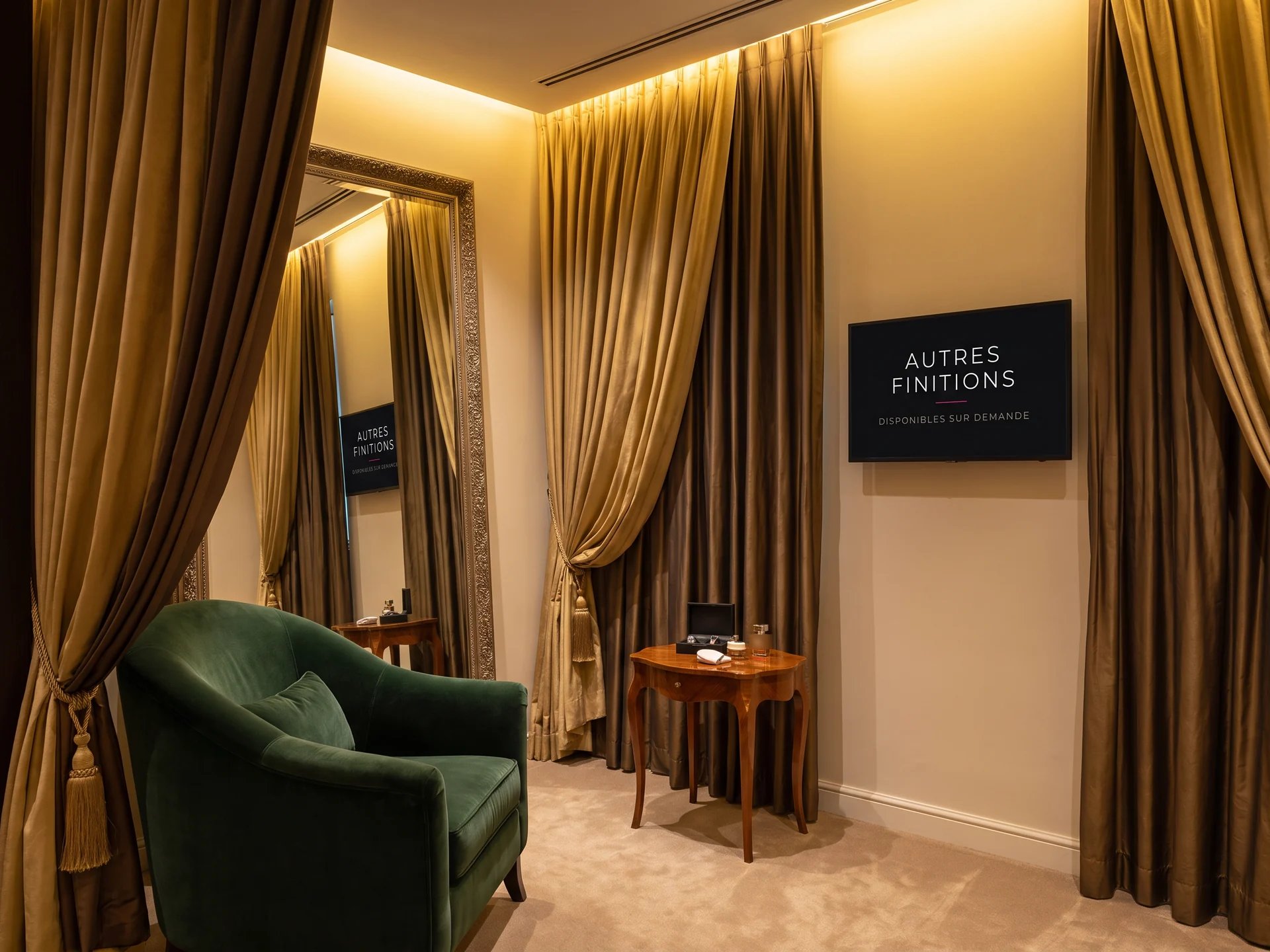 Salon d&rsquo;essayage priv&eacute; d&rsquo;une boutique de luxe avec un &eacute;cran discret au mur