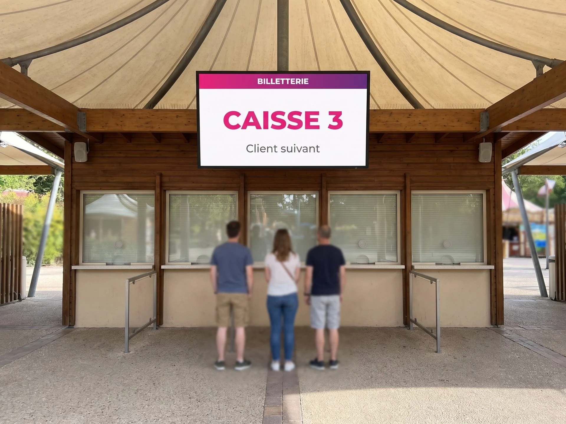 &Eacute;cran d&rsquo;appel au-dessus des guichets de billetterie d&rsquo;un parc d&rsquo;attractions, indiquant la caisse qui prend le client suivant
