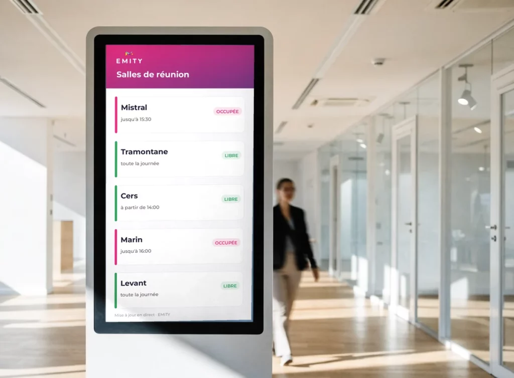 Totem listant les salles de séminaire d’un hôtel avec leur disponibilité