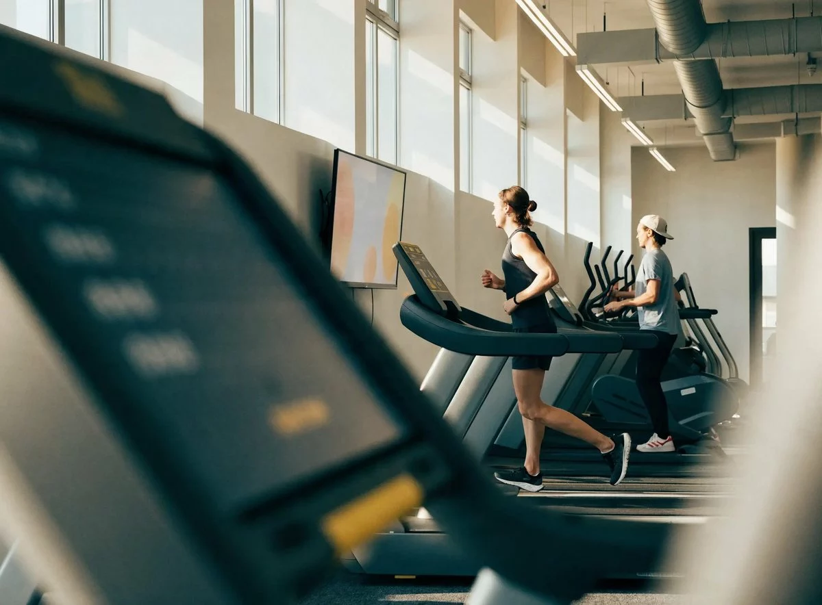 Écran face aux appareils cardio d'une salle de sport