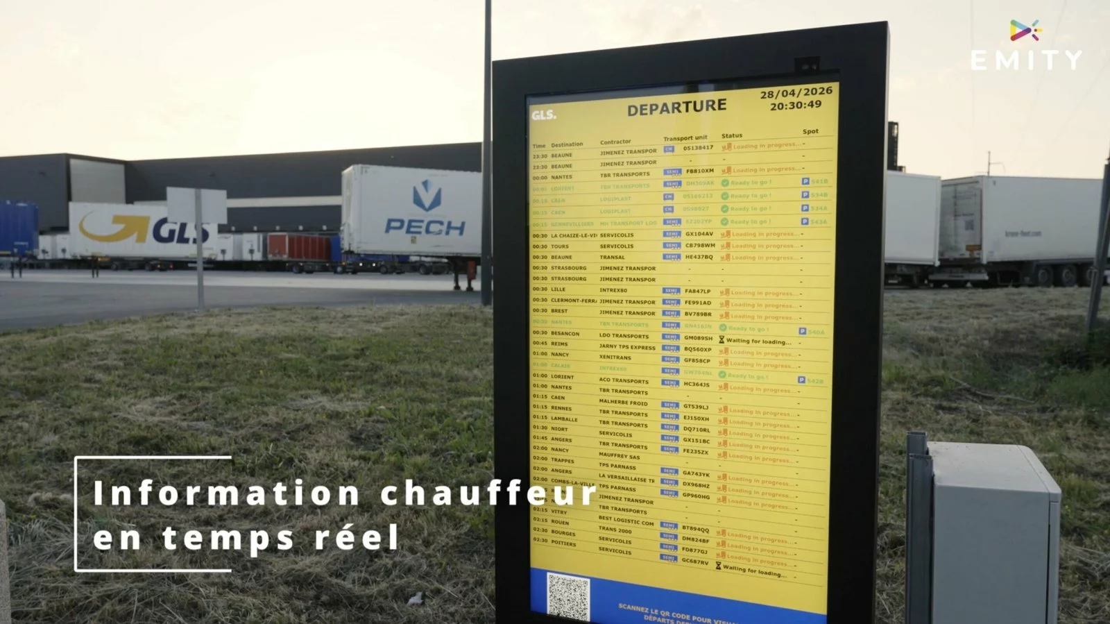 Totem extérieur du hub GLS affichant le tableau des départs, avec un QR code à destination des chauffeurs