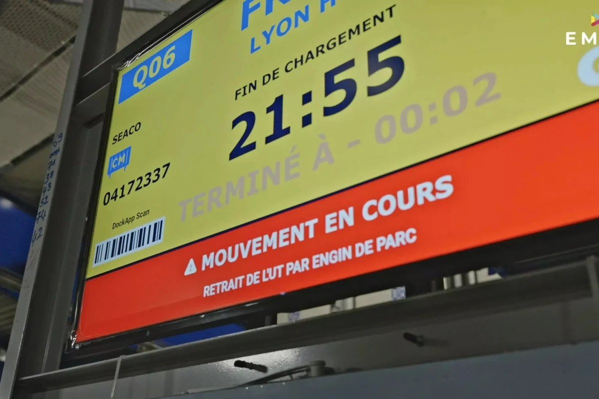 Un écran au bout de chaque quai affiche la destination, l'heure de fin de chargement et un statut couleur mis à jour en temps réel.