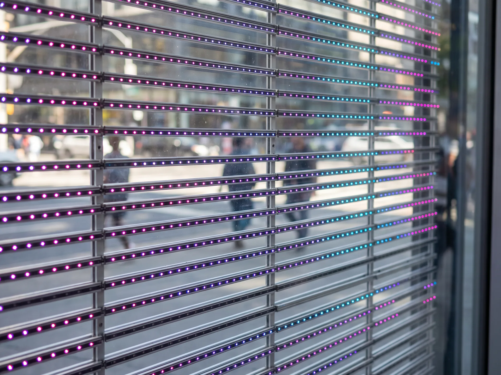 R&eacute;glettes de LED espac&eacute;es sur un vitrage&nbsp;: l&rsquo;&eacute;cran transparent laisse voir la rue &agrave; travers