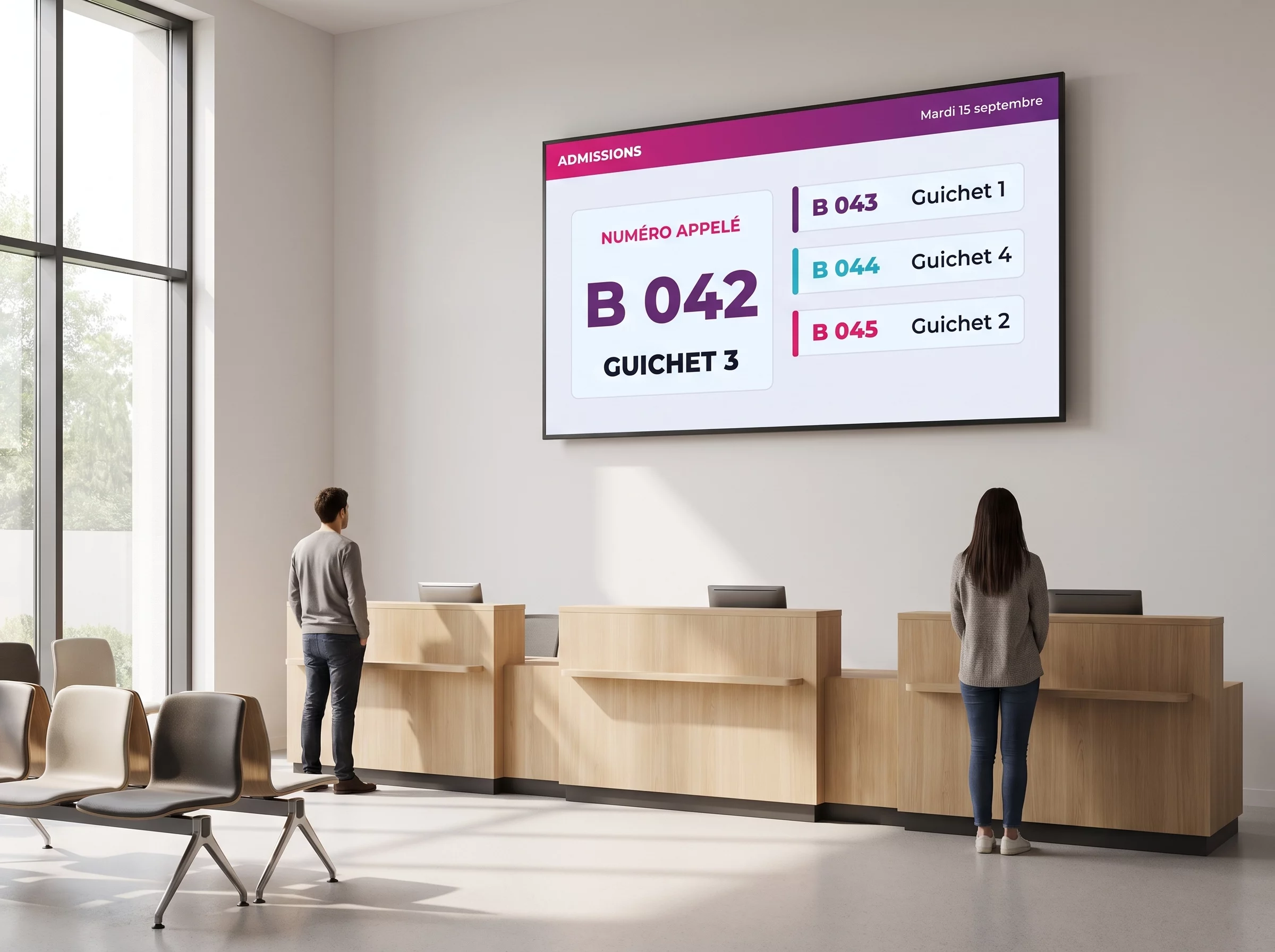 Écran d'appel au-dessus des guichets d'admission d'un hôpital, affichant le numéro de ticket appelé et son guichet