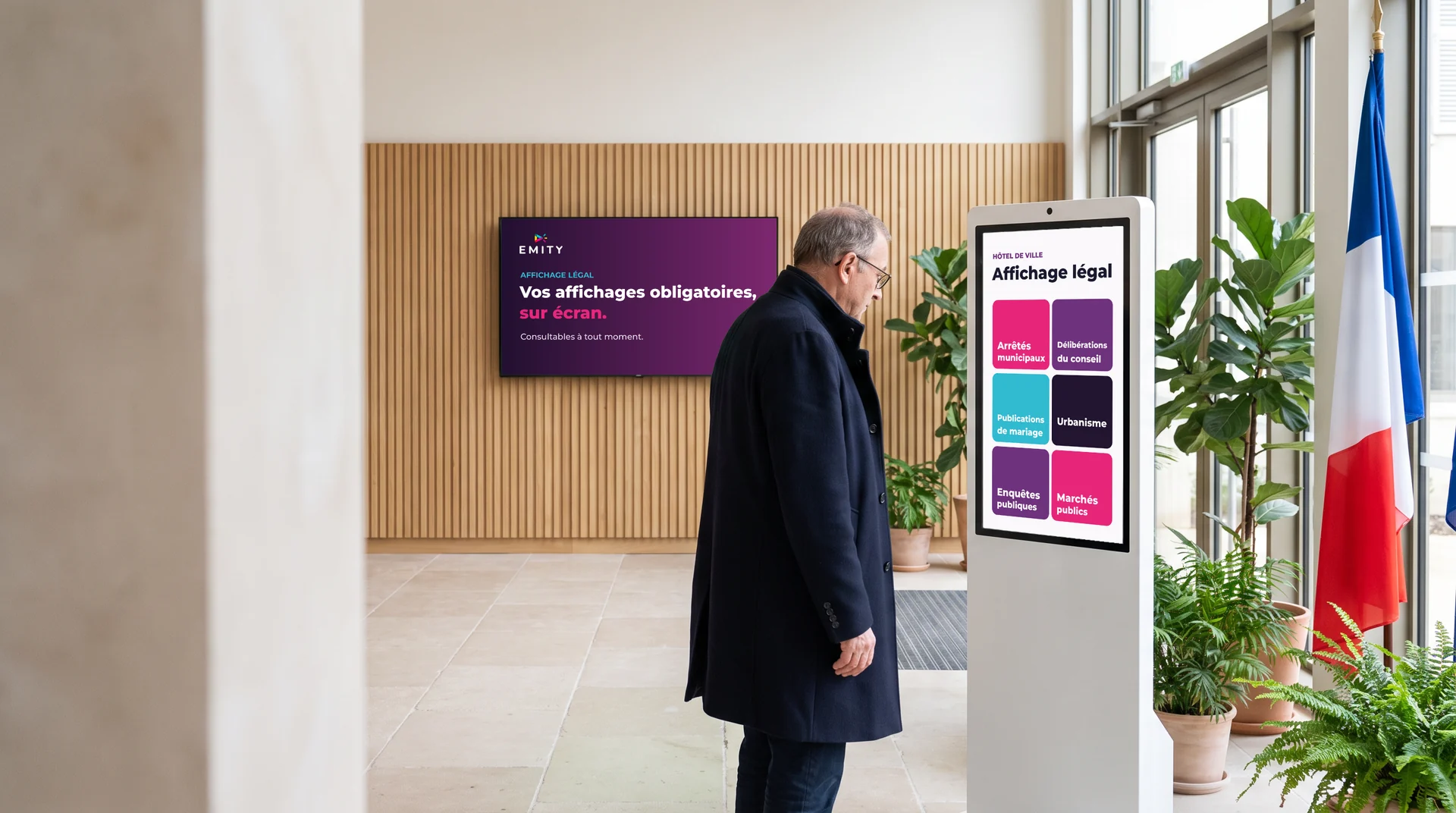 Hall d'accueil : totem d'affichage légal et écran mural qui présente les affichages obligatoires