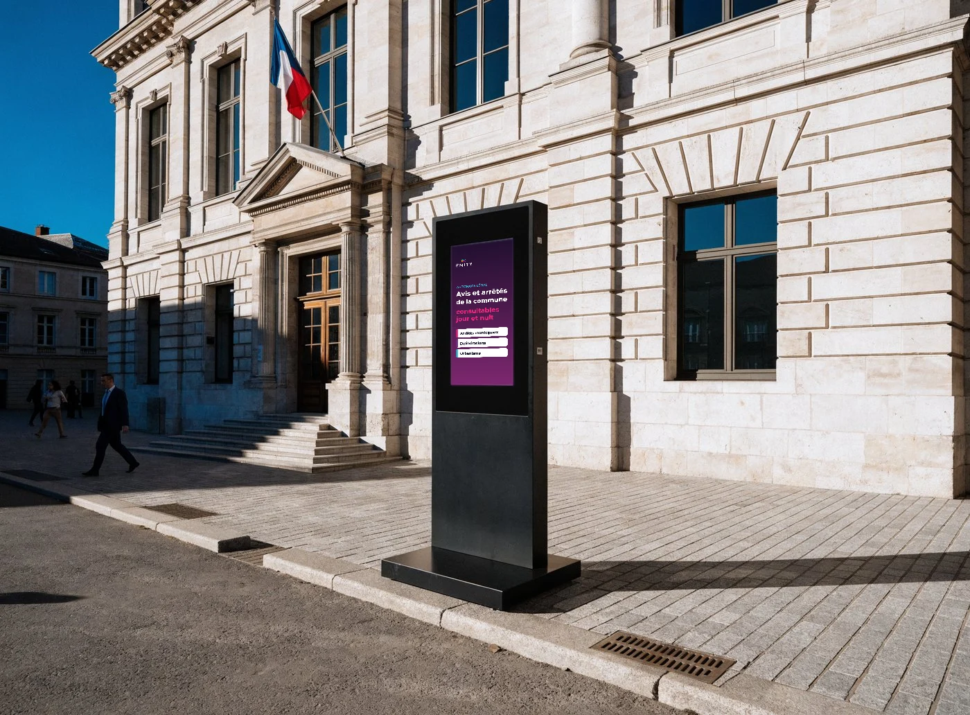 Totem extérieur devant la façade d'une mairie, qui affiche les avis et arrêtés de la commune consultables jour et nuit
