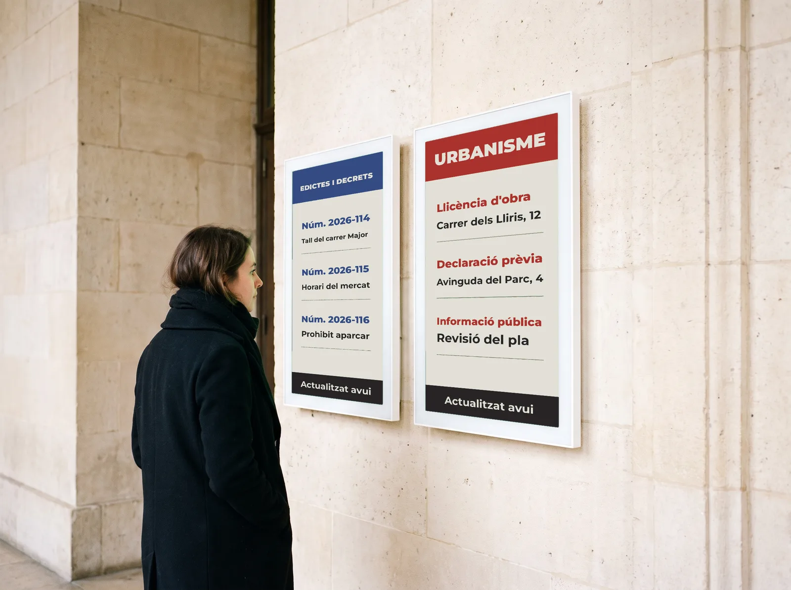 Cartells E-PAPER amb avisos legals a la paret d’un ajuntament, consultats per una veïna