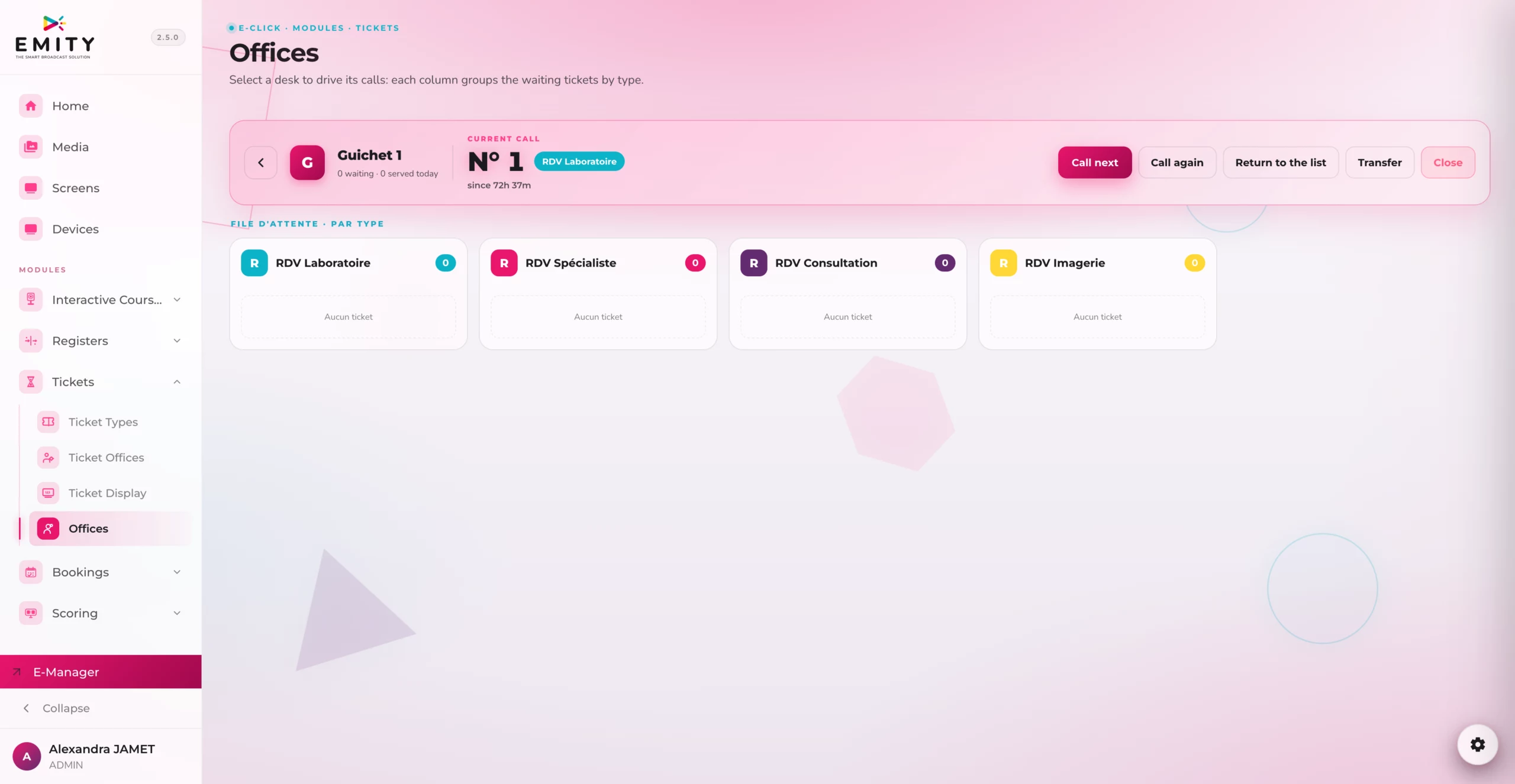 E-MANAGER Desks screen: current call at desk 1 and waiting tickets grouped by appointment type