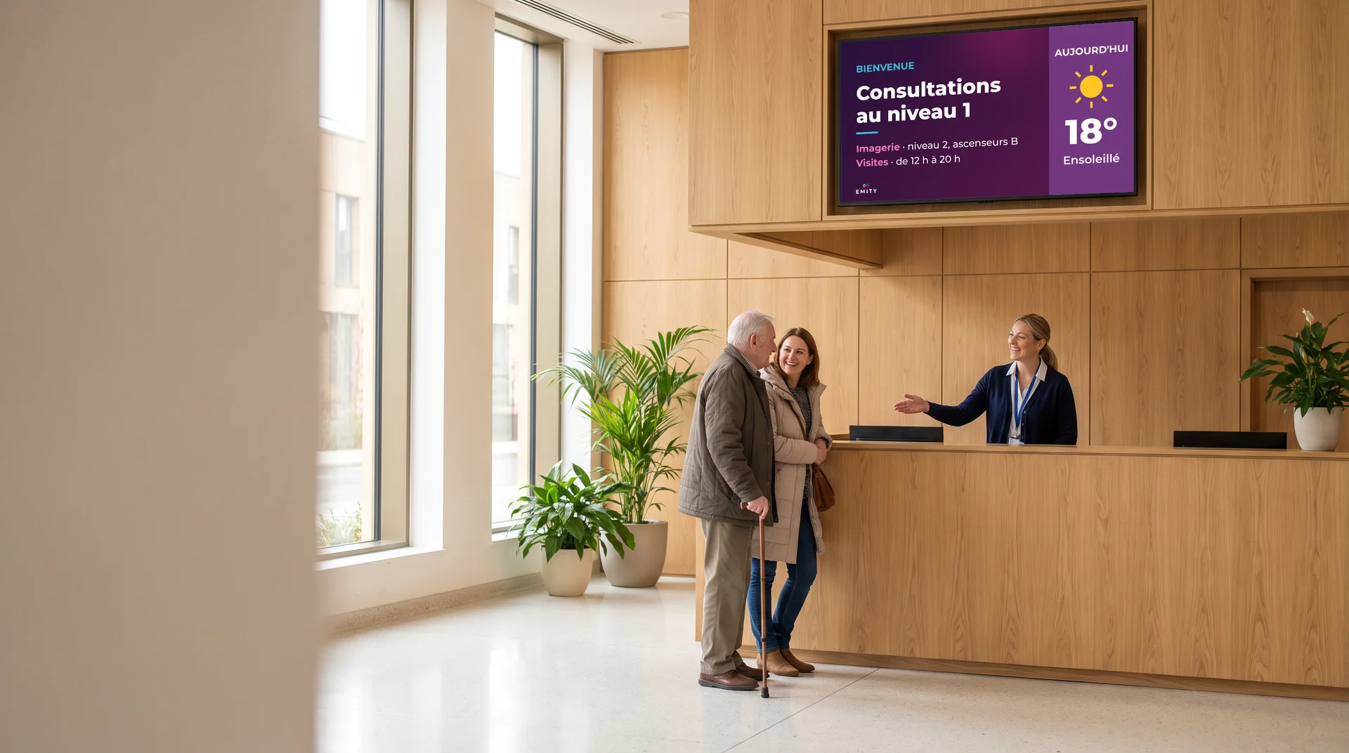 Hall d'hôpital : écran d'orientation au-dessus de l'accueil