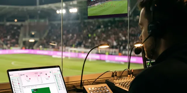 Régie de stade : le match à l'écran et le score piloté sur un ordinateur portable