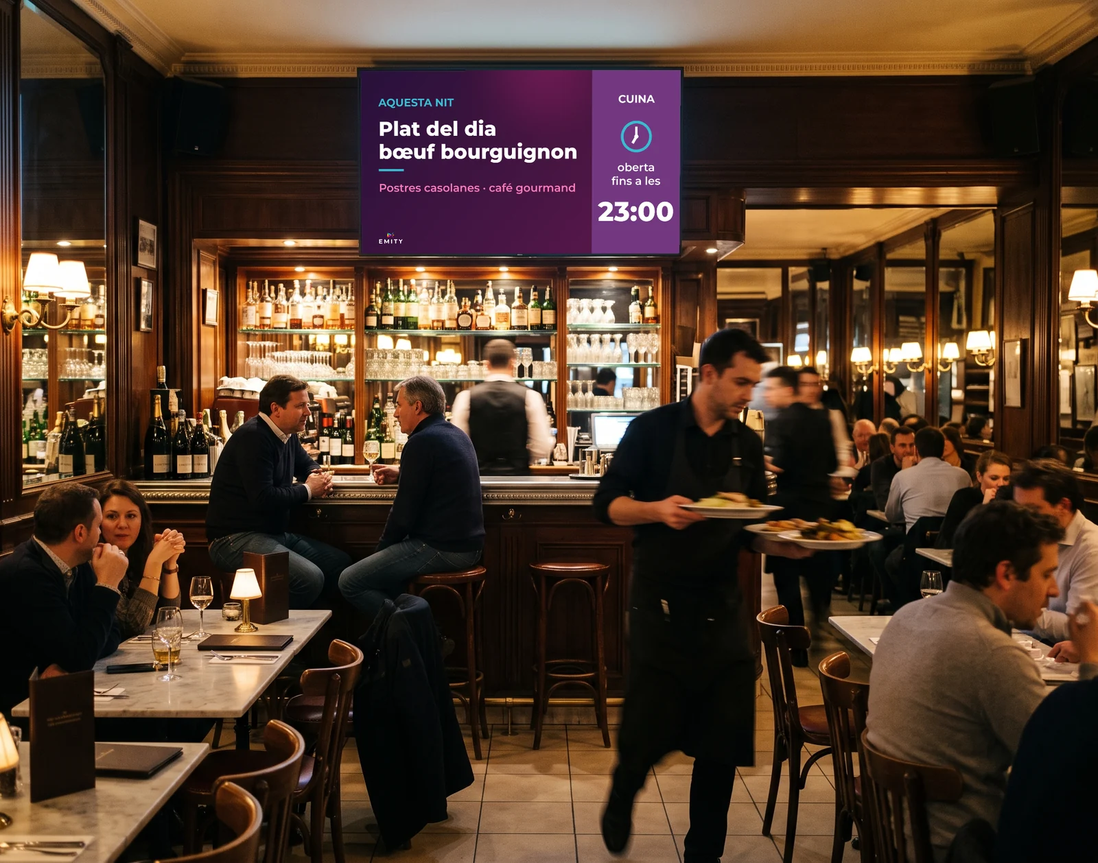 Brasserie parisenca al vespre: pantalla sobre la barra «Aquesta nit · Plat del dia, bœuf bourguignon · cuina oberta fins a les 23:00»