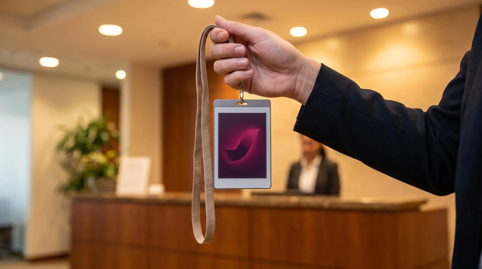 Badge visiteur à écran e-paper tendu à l'accueil d'un hôtel