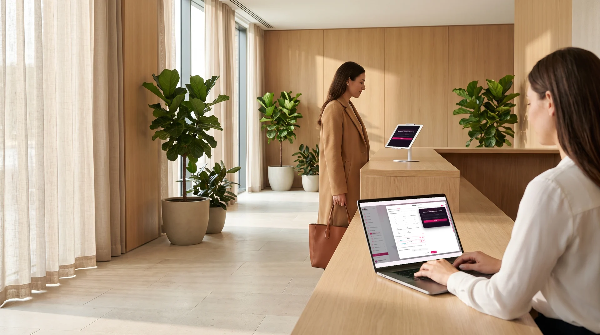 Banque d'accueil où une visiteuse s'enregistre sur la tablette du registre pendant que l'hôtesse suit le registre dans E-MANAGER