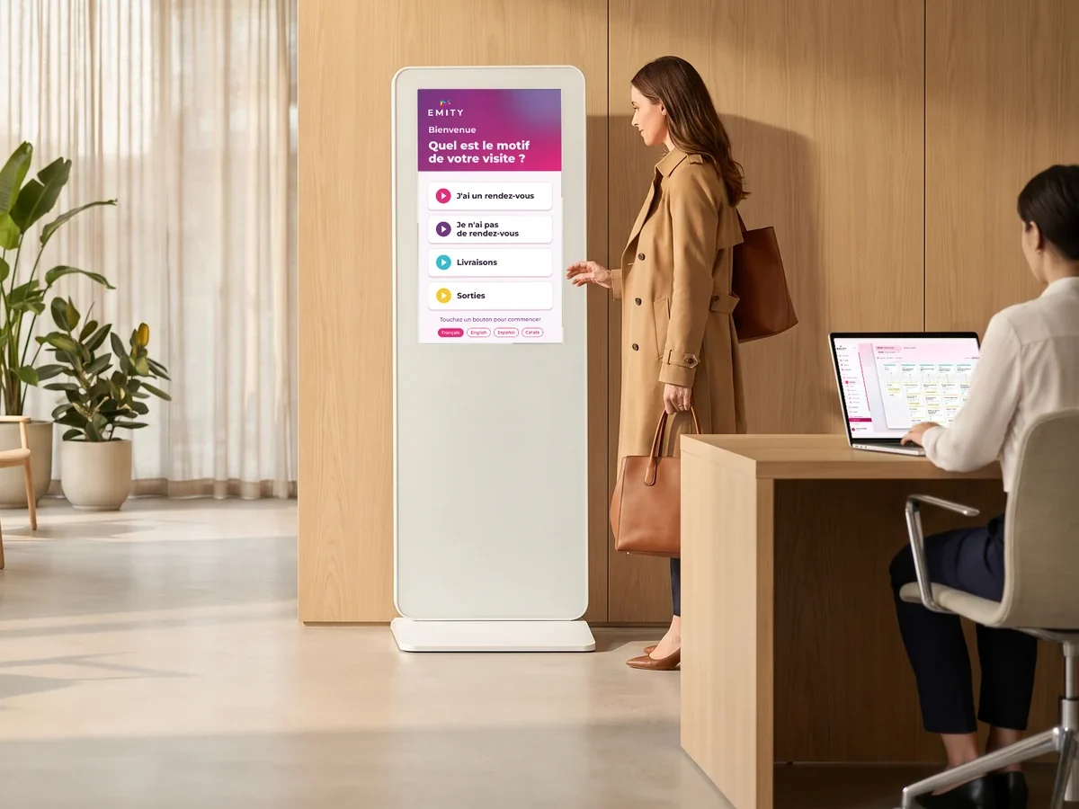Visiteuse devant une borne tactile E-CLICK qui lui demande le motif de sa visite, dans un hall d'accueil
