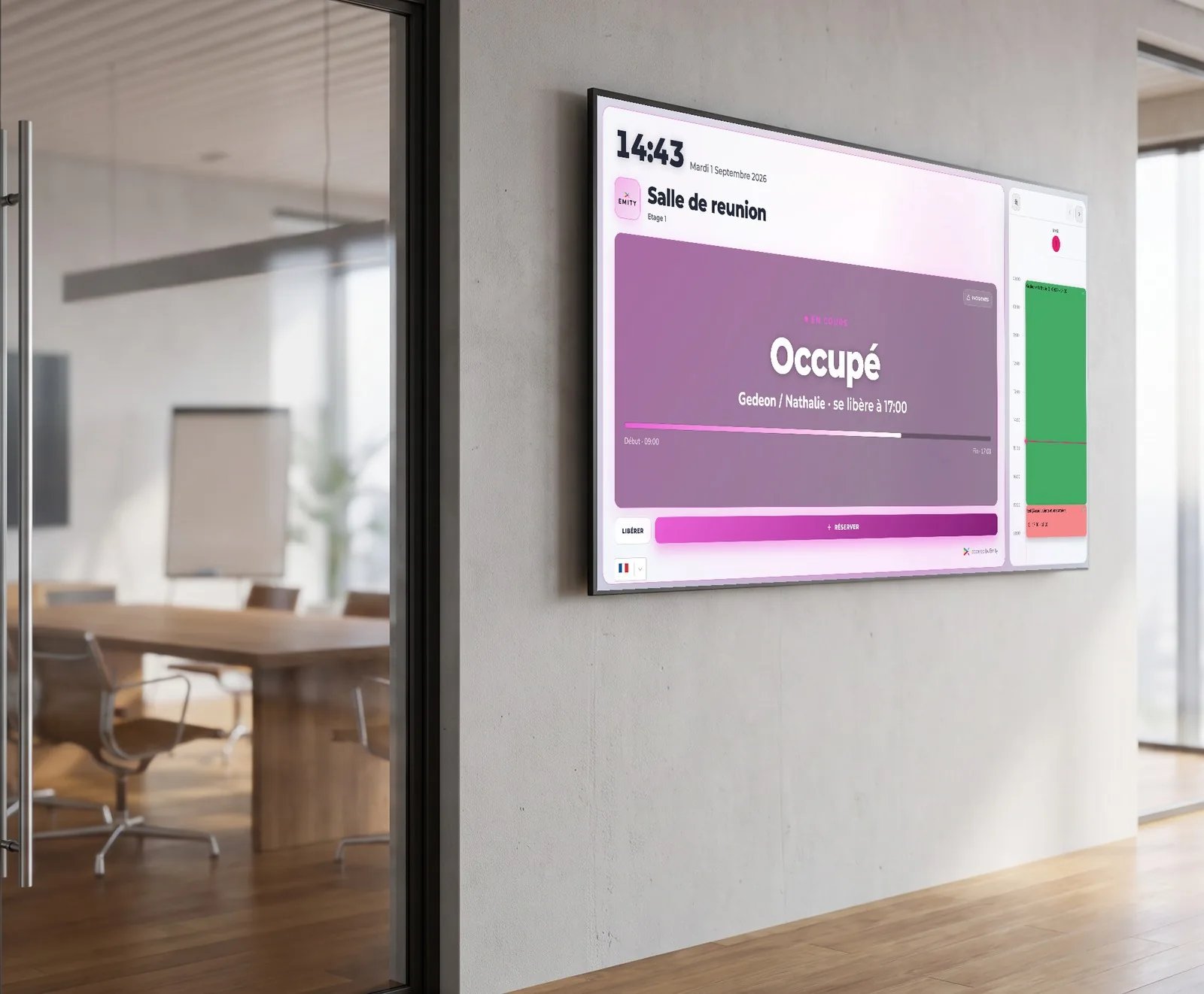 Écran tactile à l'entrée d'une salle de réunion qui affiche Occupé et l'heure de libération